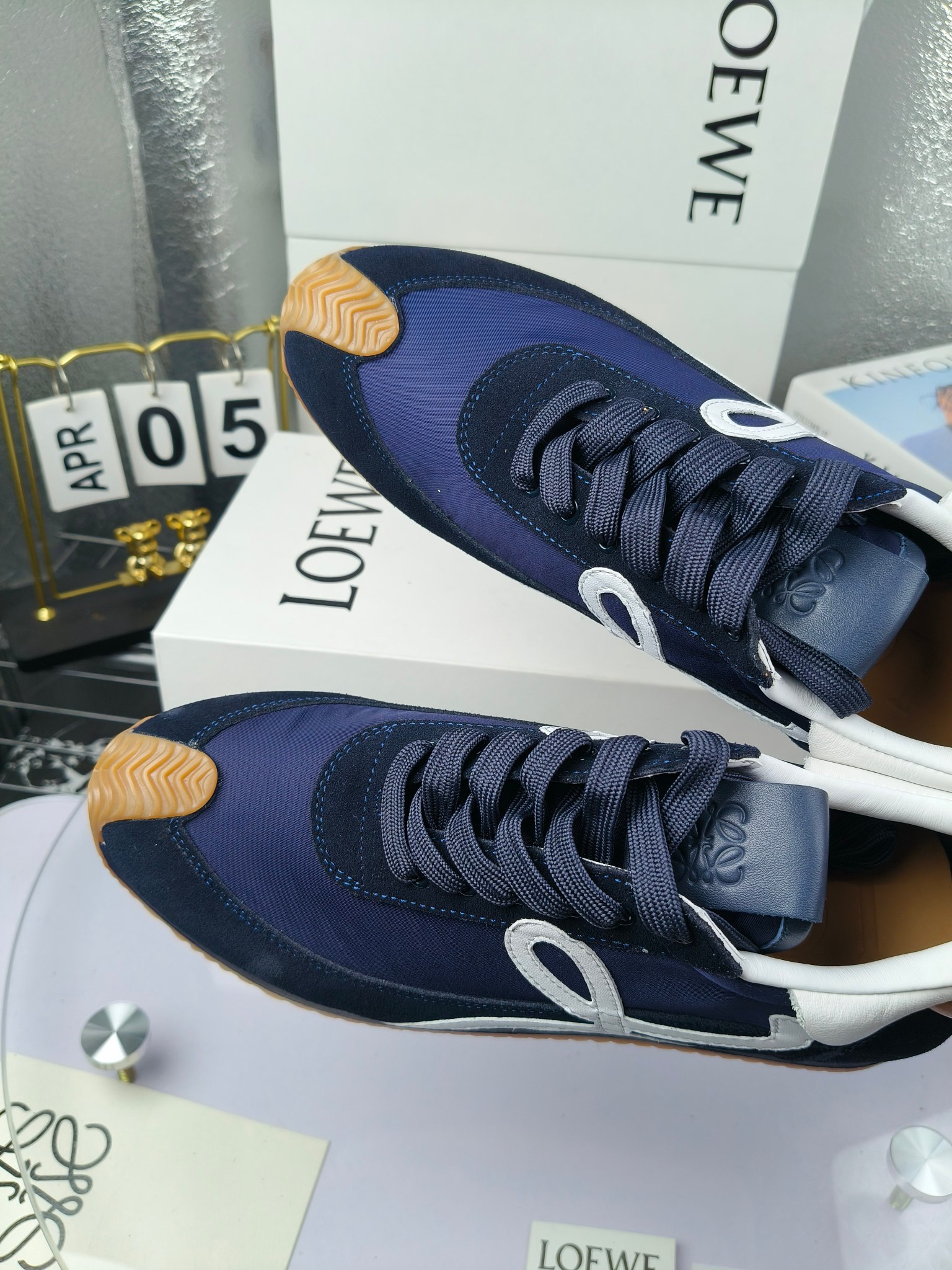 LOEWE
罗意威2023SS新款运动休闲鞋，
出220      套码大小订单私聊
易威阿甘鞋，情侣款德训鞋，运动无止境，设计大胆奢华，时尚工艺与运动精神融合创造出一款完美艺术单品⚠️
太美太好看太好穿太舒服了💕💕鞋子很轻便，逛街暴走零压力，配裙子裤子都非常百搭
国外购原板1：1开发，皮革，绒面，丝绸3种材料拼接撞色，LOEWE标志性草书字样L与鞋身完美融合，
多种颜色的拼接，给人一种强烈的视觉冲击，异常吸睛，鞋身整体线条优美，大底超软耐磨
💚鞋面采用牛反绒➕原版布料
💚舒适羊皮内里、水染牛皮垫脚
💚码数：女码35-42（41.42订做）
                 男码38-46（38.45.46订做）
