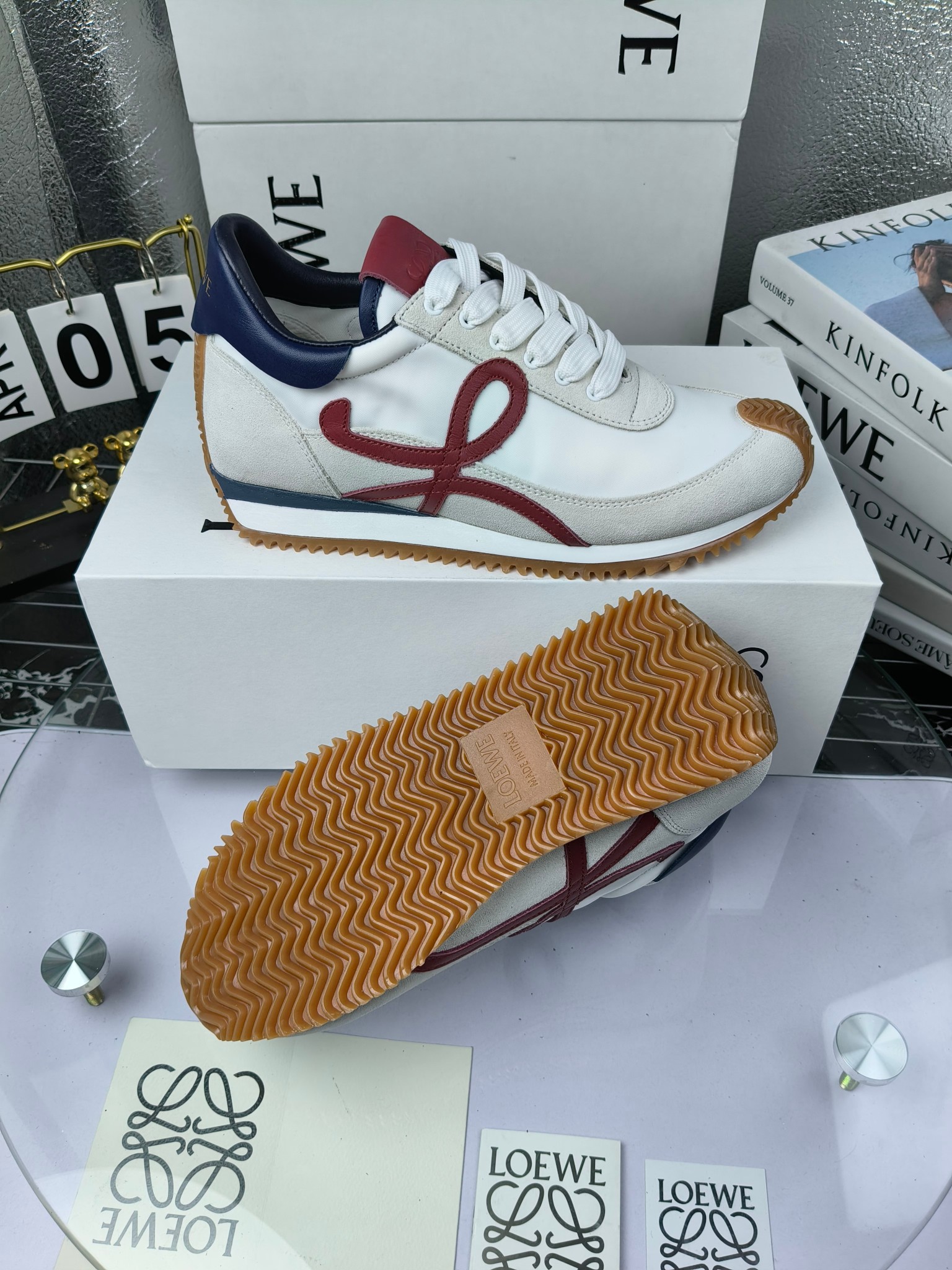LOEWE
罗意威2023SS新款运动休闲鞋，
出220      套码大小订单私聊
易威阿甘鞋，情侣款德训鞋，运动无止境，设计大胆奢华，时尚工艺与运动精神融合创造出一款完美艺术单品⚠️
太美太好看太好穿太舒服了💕💕鞋子很轻便，逛街暴走零压力，配裙子裤子都非常百搭
国外购原板1：1开发，皮革，绒面，丝绸3种材料拼接撞色，LOEWE标志性草书字样L与鞋身完美融合，
多种颜色的拼接，给人一种强烈的视觉冲击，异常吸睛，鞋身整体线条优美，大底超软耐磨
💚鞋面采用牛反绒➕原版布料
💚舒适羊皮内里、水染牛皮垫脚
💚码数：女码35-42（41.42订做）
                 男码38-46（38.45.46订做）
