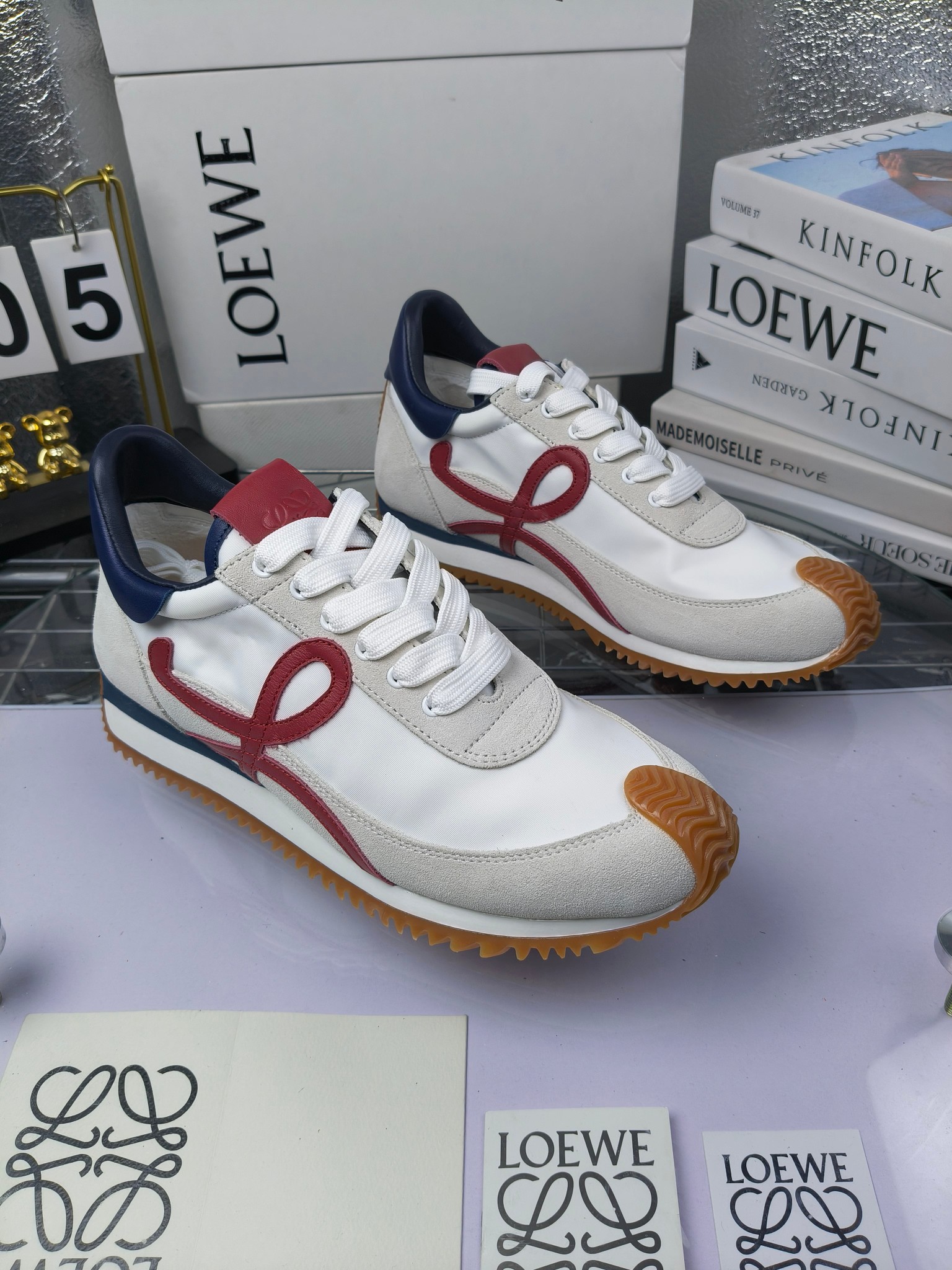 LOEWE
罗意威2023SS新款运动休闲鞋，
出220      套码大小订单私聊
易威阿甘鞋，情侣款德训鞋，运动无止境，设计大胆奢华，时尚工艺与运动精神融合创造出一款完美艺术单品⚠️
太美太好看太好穿太舒服了💕💕鞋子很轻便，逛街暴走零压力，配裙子裤子都非常百搭
国外购原板1：1开发，皮革，绒面，丝绸3种材料拼接撞色，LOEWE标志性草书字样L与鞋身完美融合，
多种颜色的拼接，给人一种强烈的视觉冲击，异常吸睛，鞋身整体线条优美，大底超软耐磨
💚鞋面采用牛反绒➕原版布料
💚舒适羊皮内里、水染牛皮垫脚
💚码数：女码35-42（41.42订做）
                 男码38-46（38.45.46订做）
