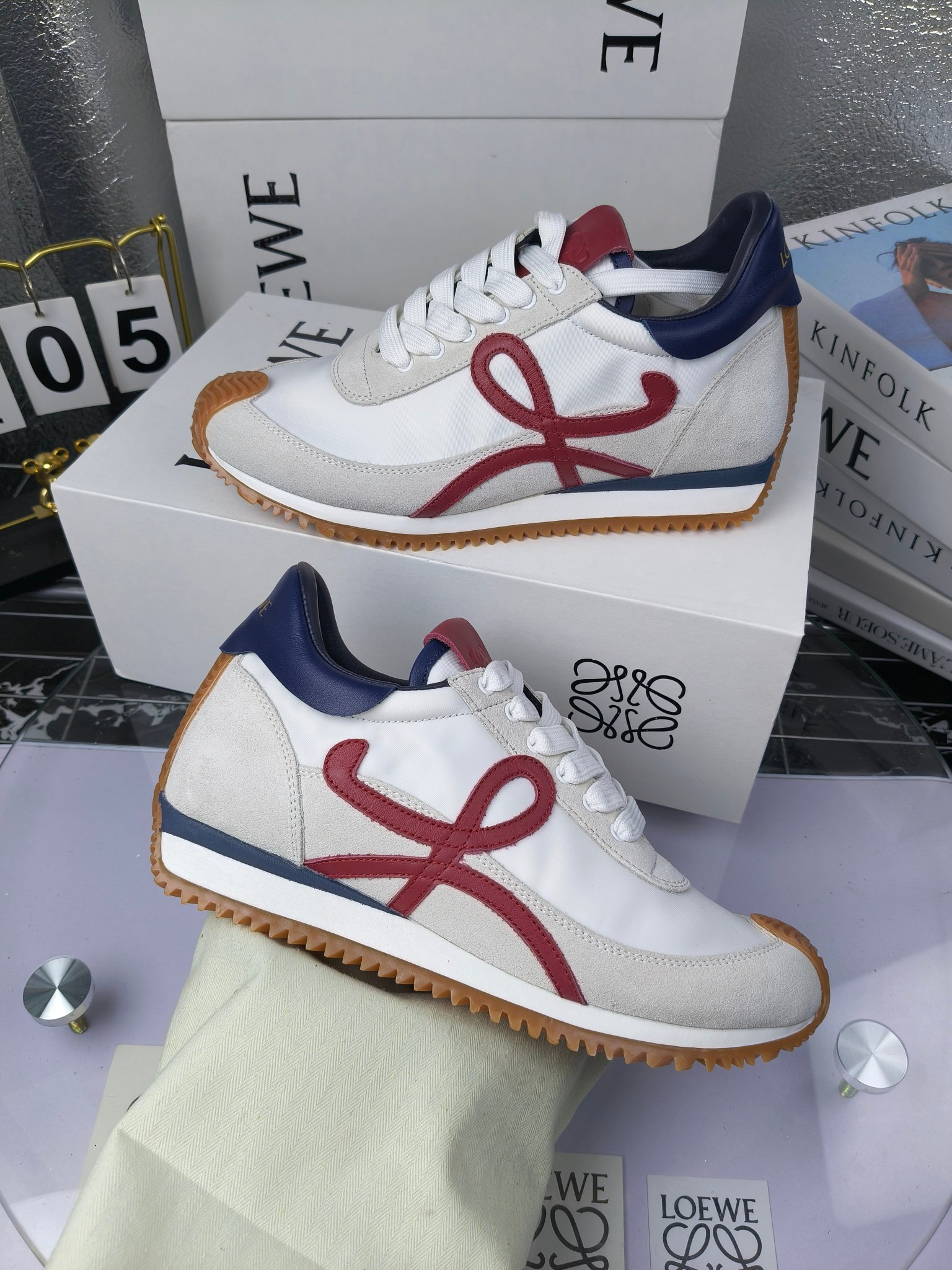 LOEWE
罗意威2023SS新款运动休闲鞋，
出220      套码大小订单私聊
易威阿甘鞋，情侣款德训鞋，运动无止境，设计大胆奢华，时尚工艺与运动精神融合创造出一款完美艺术单品⚠️
太美太好看太好穿太舒服了💕💕鞋子很轻便，逛街暴走零压力，配裙子裤子都非常百搭
国外购原板1：1开发，皮革，绒面，丝绸3种材料拼接撞色，LOEWE标志性草书字样L与鞋身完美融合，
多种颜色的拼接，给人一种强烈的视觉冲击，异常吸睛，鞋身整体线条优美，大底超软耐磨
💚鞋面采用牛反绒➕原版布料
💚舒适羊皮内里、水染牛皮垫脚
💚码数：女码35-42（41.42订做）
                 男码38-46（38.45.46订做）
