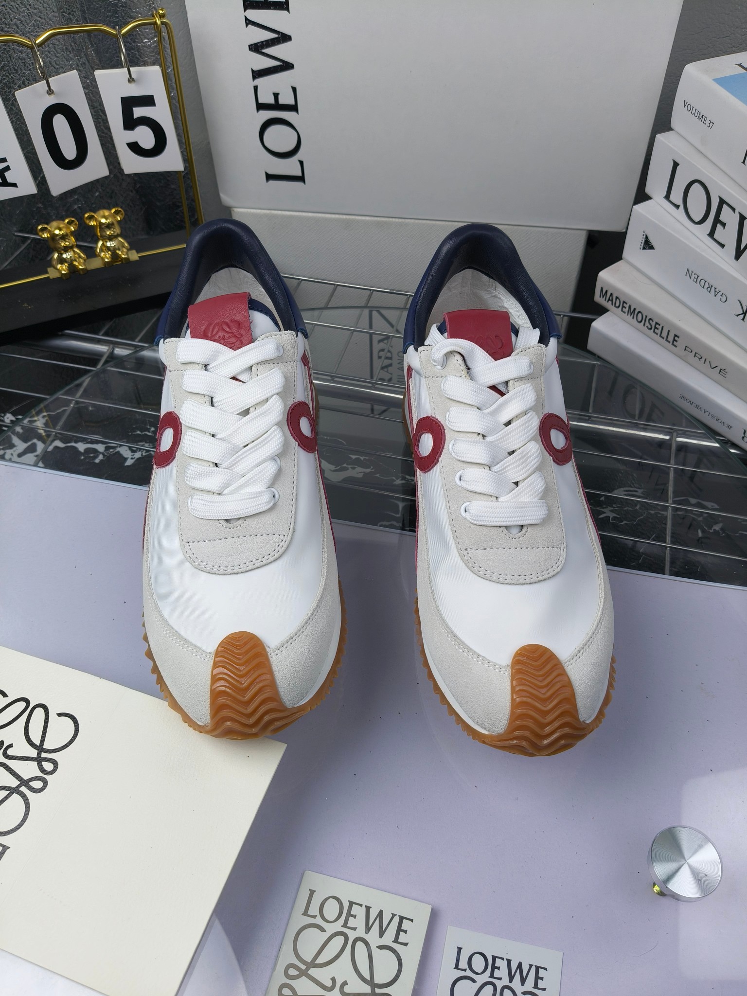 LOEWE
罗意威2023SS新款运动休闲鞋，
出220      套码大小订单私聊
易威阿甘鞋，情侣款德训鞋，运动无止境，设计大胆奢华，时尚工艺与运动精神融合创造出一款完美艺术单品⚠️
太美太好看太好穿太舒服了💕💕鞋子很轻便，逛街暴走零压力，配裙子裤子都非常百搭
国外购原板1：1开发，皮革，绒面，丝绸3种材料拼接撞色，LOEWE标志性草书字样L与鞋身完美融合，
多种颜色的拼接，给人一种强烈的视觉冲击，异常吸睛，鞋身整体线条优美，大底超软耐磨
💚鞋面采用牛反绒➕原版布料
💚舒适羊皮内里、水染牛皮垫脚
💚码数：女码35-42（41.42订做）
                 男码38-46（38.45.46订做）
