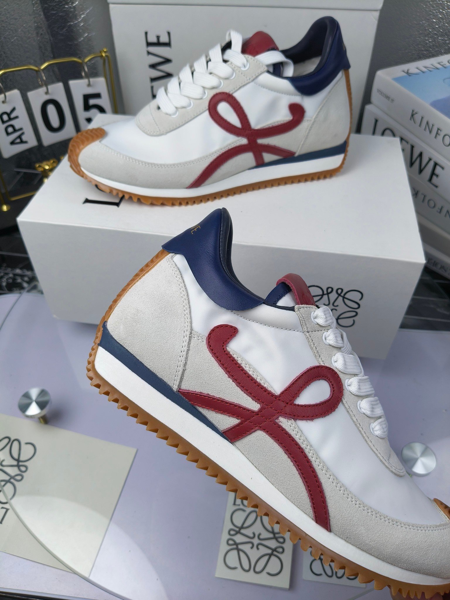 LOEWE
罗意威2023SS新款运动休闲鞋，
出220      套码大小订单私聊
易威阿甘鞋，情侣款德训鞋，运动无止境，设计大胆奢华，时尚工艺与运动精神融合创造出一款完美艺术单品⚠️
太美太好看太好穿太舒服了💕💕鞋子很轻便，逛街暴走零压力，配裙子裤子都非常百搭
国外购原板1：1开发，皮革，绒面，丝绸3种材料拼接撞色，LOEWE标志性草书字样L与鞋身完美融合，
多种颜色的拼接，给人一种强烈的视觉冲击，异常吸睛，鞋身整体线条优美，大底超软耐磨
💚鞋面采用牛反绒➕原版布料
💚舒适羊皮内里、水染牛皮垫脚
💚码数：女码35-42（41.42订做）
                 男码38-46（38.45.46订做）
