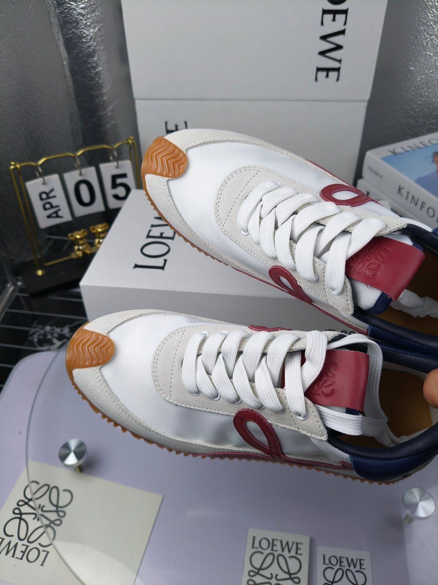 LOEWE
罗意威2023SS新款运动休闲鞋，
出220      套码大小订单私聊
易威阿甘鞋，情侣款德训鞋，运动无止境，设计大胆奢华，时尚工艺与运动精神融合创造出一款完美艺术单品⚠️
太美太好看太好穿太舒服了💕💕鞋子很轻便，逛街暴走零压力，配裙子裤子都非常百搭
国外购原板1：1开发，皮革，绒面，丝绸3种材料拼接撞色，LOEWE标志性草书字样L与鞋身完美融合，
多种颜色的拼接，给人一种强烈的视觉冲击，异常吸睛，鞋身整体线条优美，大底超软耐磨
💚鞋面采用牛反绒➕原版布料
💚舒适羊皮内里、水染牛皮垫脚
💚码数：女码35-42（41.42订做）
                 男码38-46（38.45.46订做）
