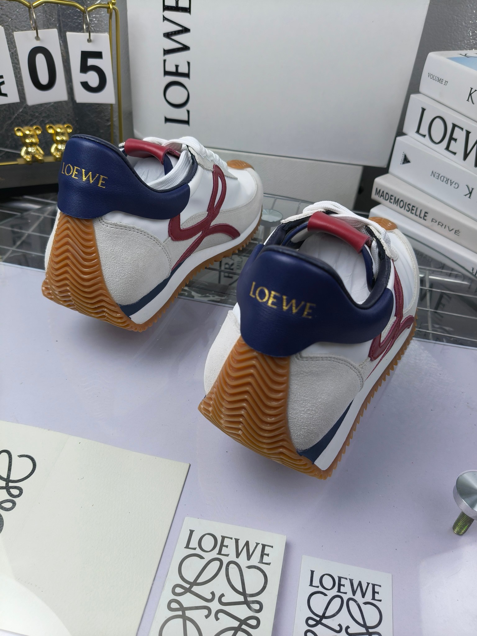 LOEWE
罗意威2023SS新款运动休闲鞋，
出220      套码大小订单私聊
易威阿甘鞋，情侣款德训鞋，运动无止境，设计大胆奢华，时尚工艺与运动精神融合创造出一款完美艺术单品⚠️
太美太好看太好穿太舒服了💕💕鞋子很轻便，逛街暴走零压力，配裙子裤子都非常百搭
国外购原板1：1开发，皮革，绒面，丝绸3种材料拼接撞色，LOEWE标志性草书字样L与鞋身完美融合，
多种颜色的拼接，给人一种强烈的视觉冲击，异常吸睛，鞋身整体线条优美，大底超软耐磨
💚鞋面采用牛反绒➕原版布料
💚舒适羊皮内里、水染牛皮垫脚
💚码数：女码35-42（41.42订做）
                 男码38-46（38.45.46订做）
