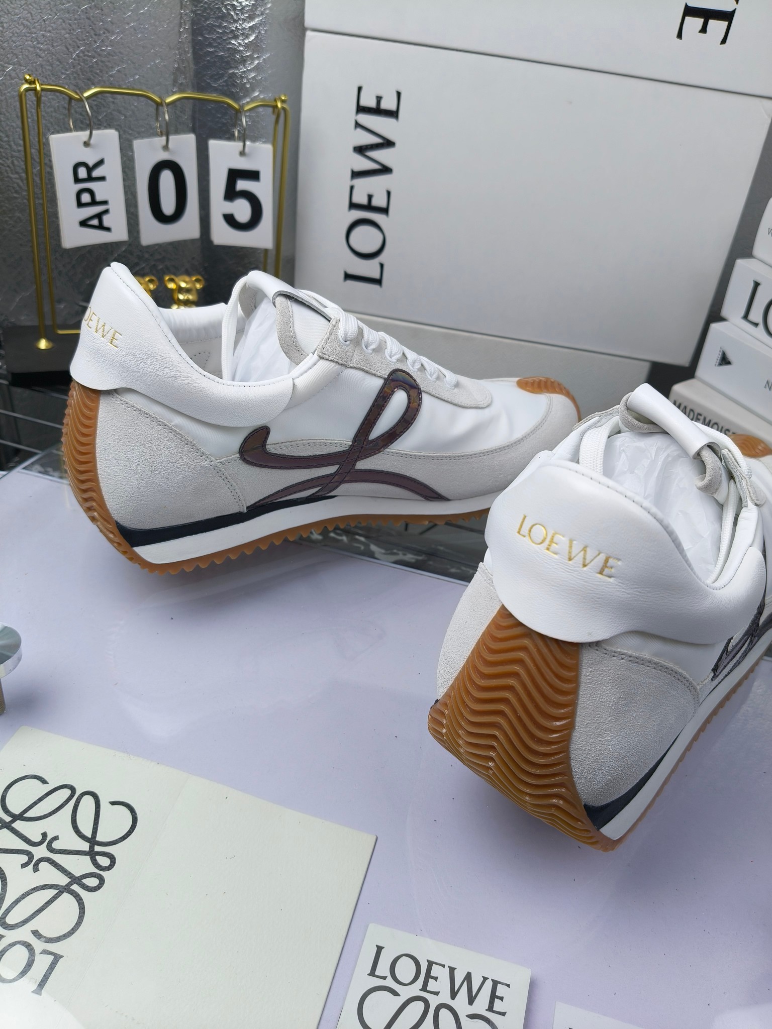 LOEWE
罗意威2023SS新款运动休闲鞋，
出220      套码大小订单私聊
易威阿甘鞋，情侣款德训鞋，运动无止境，设计大胆奢华，时尚工艺与运动精神融合创造出一款完美艺术单品⚠️
太美太好看太好穿太舒服了💕💕鞋子很轻便，逛街暴走零压力，配裙子裤子都非常百搭
国外购原板1：1开发，皮革，绒面，丝绸3种材料拼接撞色，LOEWE标志性草书字样L与鞋身完美融合，
多种颜色的拼接，给人一种强烈的视觉冲击，异常吸睛，鞋身整体线条优美，大底超软耐磨
💚鞋面采用牛反绒➕原版布料
💚舒适羊皮内里、水染牛皮垫脚
💚码数：女码35-42（41.42订做）
                 男码38-46（38.45.46订做）

