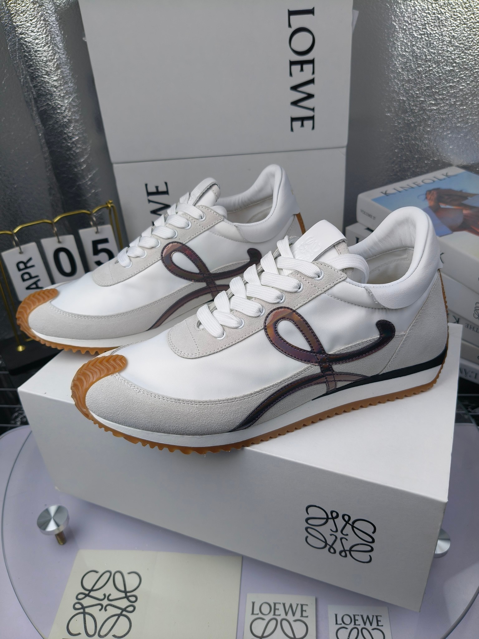 LOEWE
罗意威2023SS新款运动休闲鞋，
出220      套码大小订单私聊
易威阿甘鞋，情侣款德训鞋，运动无止境，设计大胆奢华，时尚工艺与运动精神融合创造出一款完美艺术单品⚠️
太美太好看太好穿太舒服了💕💕鞋子很轻便，逛街暴走零压力，配裙子裤子都非常百搭
国外购原板1：1开发，皮革，绒面，丝绸3种材料拼接撞色，LOEWE标志性草书字样L与鞋身完美融合，
多种颜色的拼接，给人一种强烈的视觉冲击，异常吸睛，鞋身整体线条优美，大底超软耐磨
💚鞋面采用牛反绒➕原版布料
💚舒适羊皮内里、水染牛皮垫脚
💚码数：女码35-42（41.42订做）
                 男码38-46（38.45.46订做）
