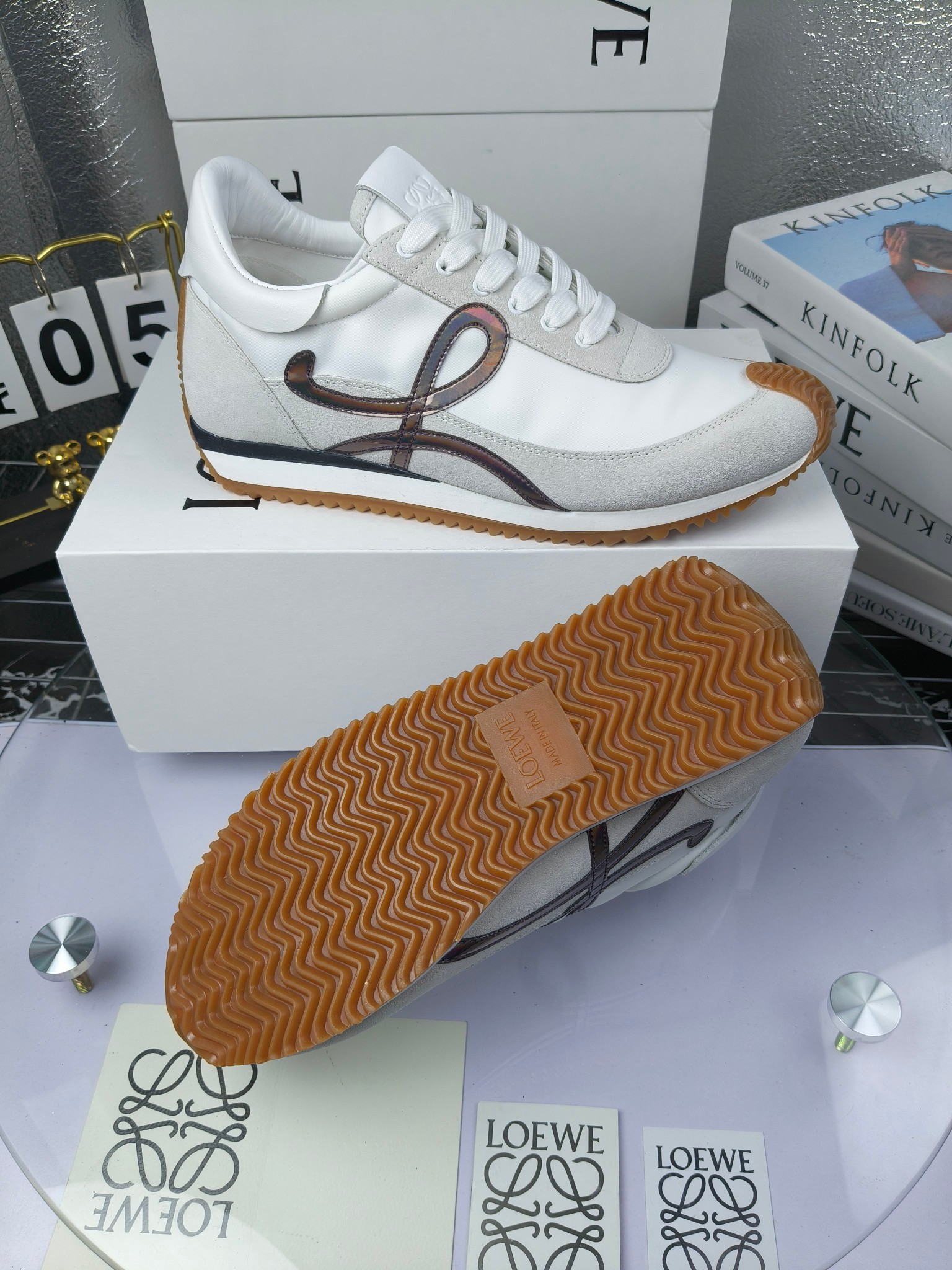 LOEWE
罗意威2023SS新款运动休闲鞋，
出220      套码大小订单私聊
易威阿甘鞋，情侣款德训鞋，运动无止境，设计大胆奢华，时尚工艺与运动精神融合创造出一款完美艺术单品⚠️
太美太好看太好穿太舒服了💕💕鞋子很轻便，逛街暴走零压力，配裙子裤子都非常百搭
国外购原板1：1开发，皮革，绒面，丝绸3种材料拼接撞色，LOEWE标志性草书字样L与鞋身完美融合，
多种颜色的拼接，给人一种强烈的视觉冲击，异常吸睛，鞋身整体线条优美，大底超软耐磨
💚鞋面采用牛反绒➕原版布料
💚舒适羊皮内里、水染牛皮垫脚
💚码数：女码35-42（41.42订做）
                 男码38-46（38.45.46订做）
