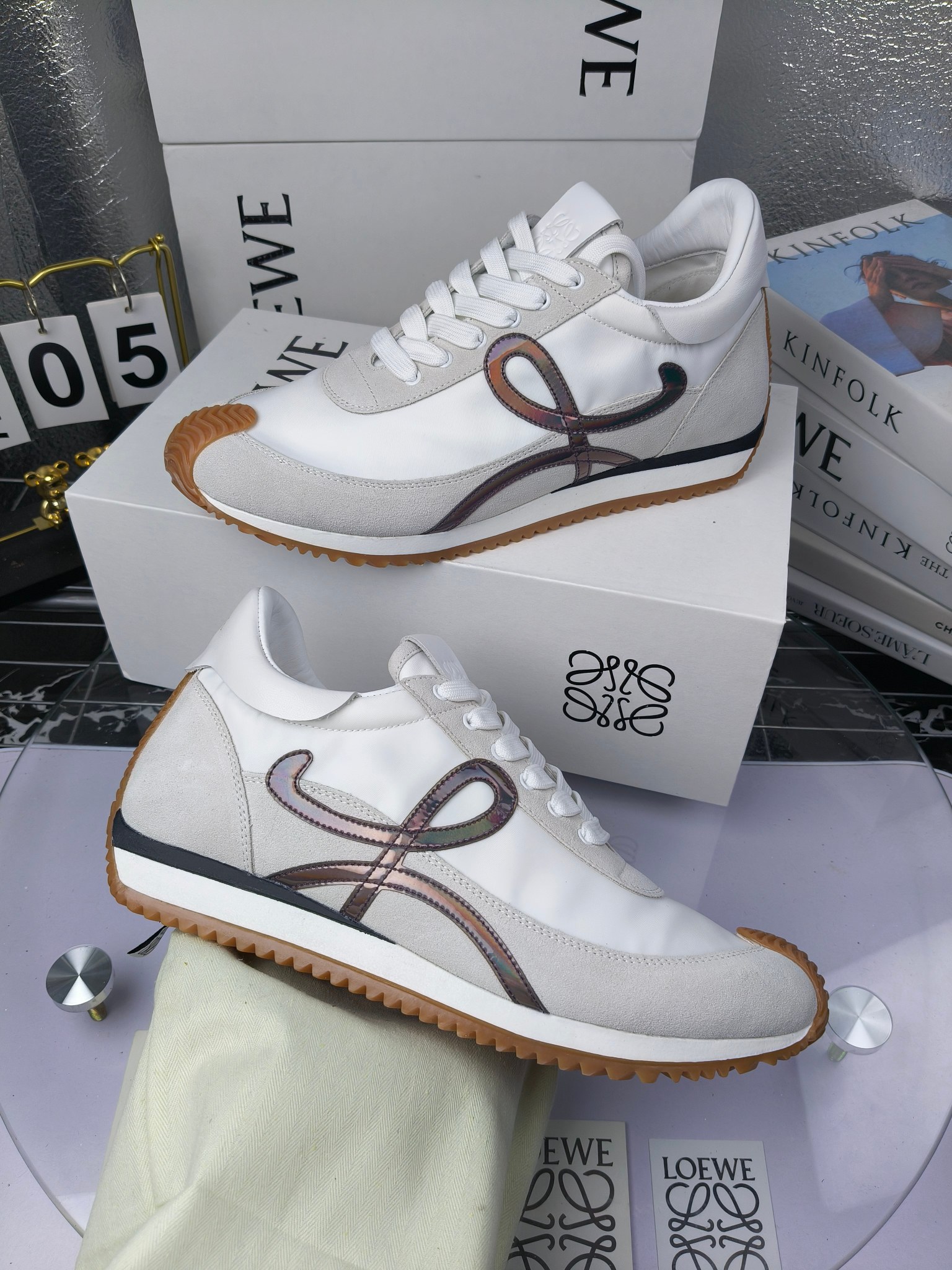 LOEWE
罗意威2023SS新款运动休闲鞋，
出220      套码大小订单私聊
易威阿甘鞋，情侣款德训鞋，运动无止境，设计大胆奢华，时尚工艺与运动精神融合创造出一款完美艺术单品⚠️
太美太好看太好穿太舒服了💕💕鞋子很轻便，逛街暴走零压力，配裙子裤子都非常百搭
国外购原板1：1开发，皮革，绒面，丝绸3种材料拼接撞色，LOEWE标志性草书字样L与鞋身完美融合，
多种颜色的拼接，给人一种强烈的视觉冲击，异常吸睛，鞋身整体线条优美，大底超软耐磨
💚鞋面采用牛反绒➕原版布料
💚舒适羊皮内里、水染牛皮垫脚
💚码数：女码35-42（41.42订做）
                 男码38-46（38.45.46订做）

