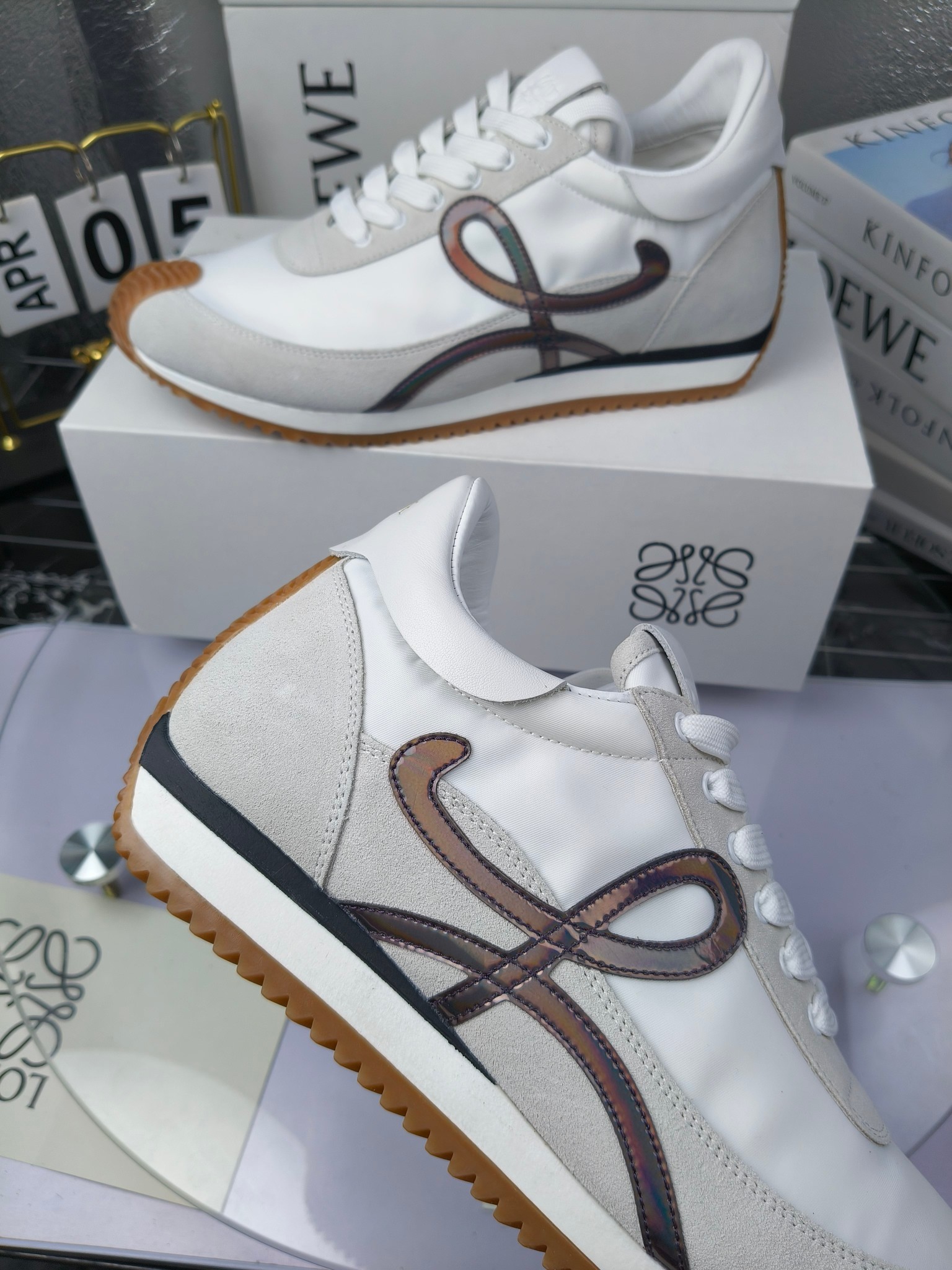 LOEWE
罗意威2023SS新款运动休闲鞋，
出220      套码大小订单私聊
易威阿甘鞋，情侣款德训鞋，运动无止境，设计大胆奢华，时尚工艺与运动精神融合创造出一款完美艺术单品⚠️
太美太好看太好穿太舒服了💕💕鞋子很轻便，逛街暴走零压力，配裙子裤子都非常百搭
国外购原板1：1开发，皮革，绒面，丝绸3种材料拼接撞色，LOEWE标志性草书字样L与鞋身完美融合，
多种颜色的拼接，给人一种强烈的视觉冲击，异常吸睛，鞋身整体线条优美，大底超软耐磨
💚鞋面采用牛反绒➕原版布料
💚舒适羊皮内里、水染牛皮垫脚
💚码数：女码35-42（41.42订做）
                 男码38-46（38.45.46订做）

