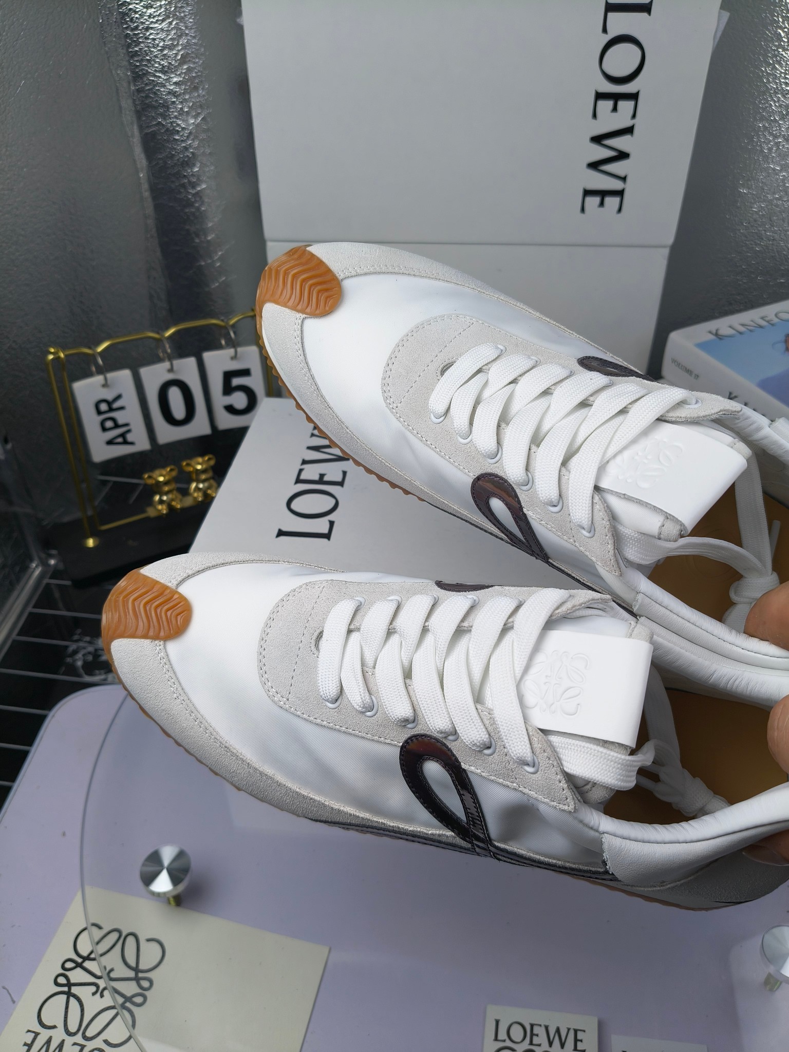 LOEWE
罗意威2023SS新款运动休闲鞋，
出220      套码大小订单私聊
易威阿甘鞋，情侣款德训鞋，运动无止境，设计大胆奢华，时尚工艺与运动精神融合创造出一款完美艺术单品⚠️
太美太好看太好穿太舒服了💕💕鞋子很轻便，逛街暴走零压力，配裙子裤子都非常百搭
国外购原板1：1开发，皮革，绒面，丝绸3种材料拼接撞色，LOEWE标志性草书字样L与鞋身完美融合，
多种颜色的拼接，给人一种强烈的视觉冲击，异常吸睛，鞋身整体线条优美，大底超软耐磨
💚鞋面采用牛反绒➕原版布料
💚舒适羊皮内里、水染牛皮垫脚
💚码数：女码35-42（41.42订做）
                 男码38-46（38.45.46订做）
