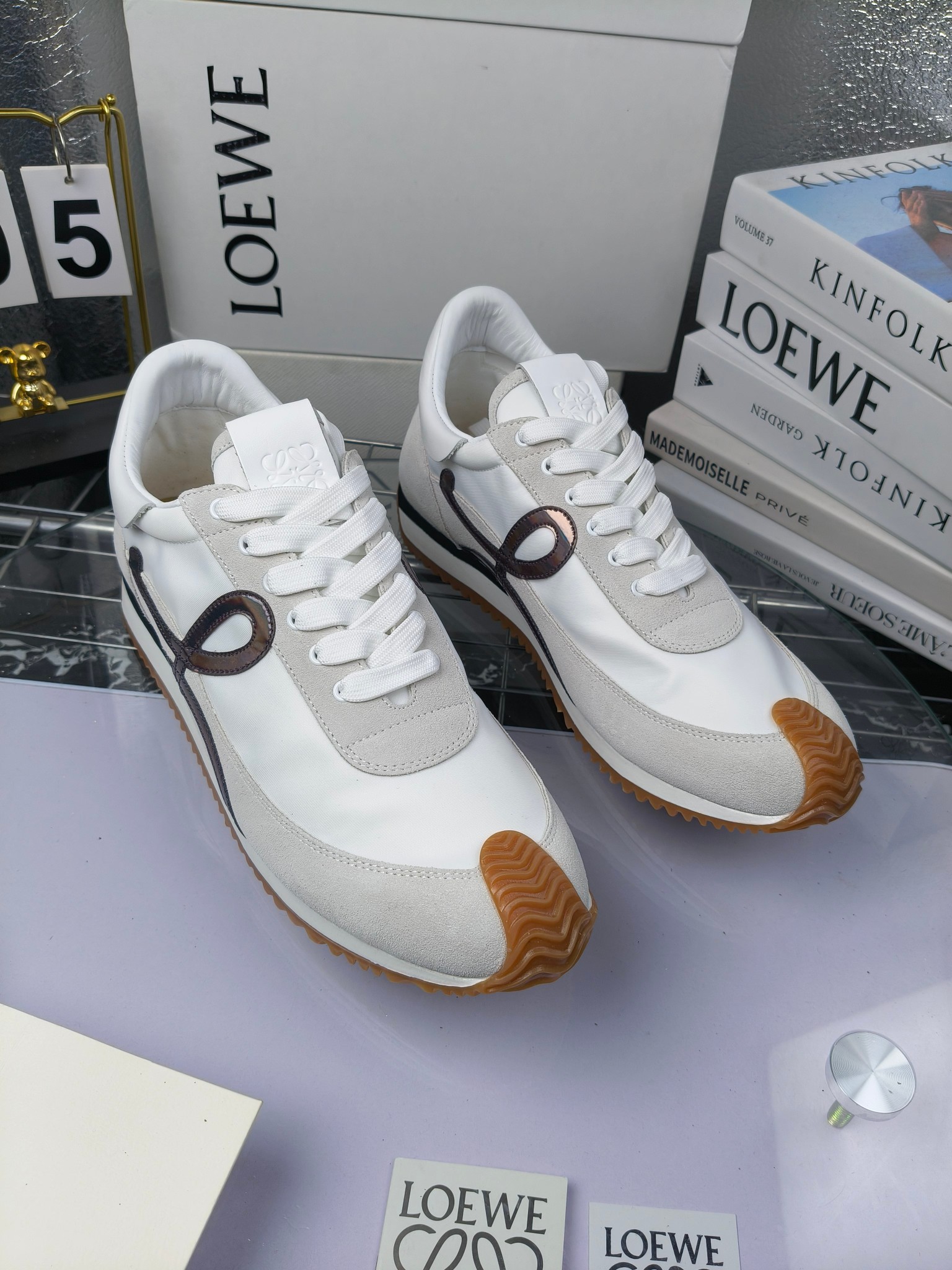 LOEWE
罗意威2023SS新款运动休闲鞋，
出220      套码大小订单私聊
易威阿甘鞋，情侣款德训鞋，运动无止境，设计大胆奢华，时尚工艺与运动精神融合创造出一款完美艺术单品⚠️
太美太好看太好穿太舒服了💕💕鞋子很轻便，逛街暴走零压力，配裙子裤子都非常百搭
国外购原板1：1开发，皮革，绒面，丝绸3种材料拼接撞色，LOEWE标志性草书字样L与鞋身完美融合，
多种颜色的拼接，给人一种强烈的视觉冲击，异常吸睛，鞋身整体线条优美，大底超软耐磨
💚鞋面采用牛反绒➕原版布料
💚舒适羊皮内里、水染牛皮垫脚
💚码数：女码35-42（41.42订做）
                 男码38-46（38.45.46订做）
