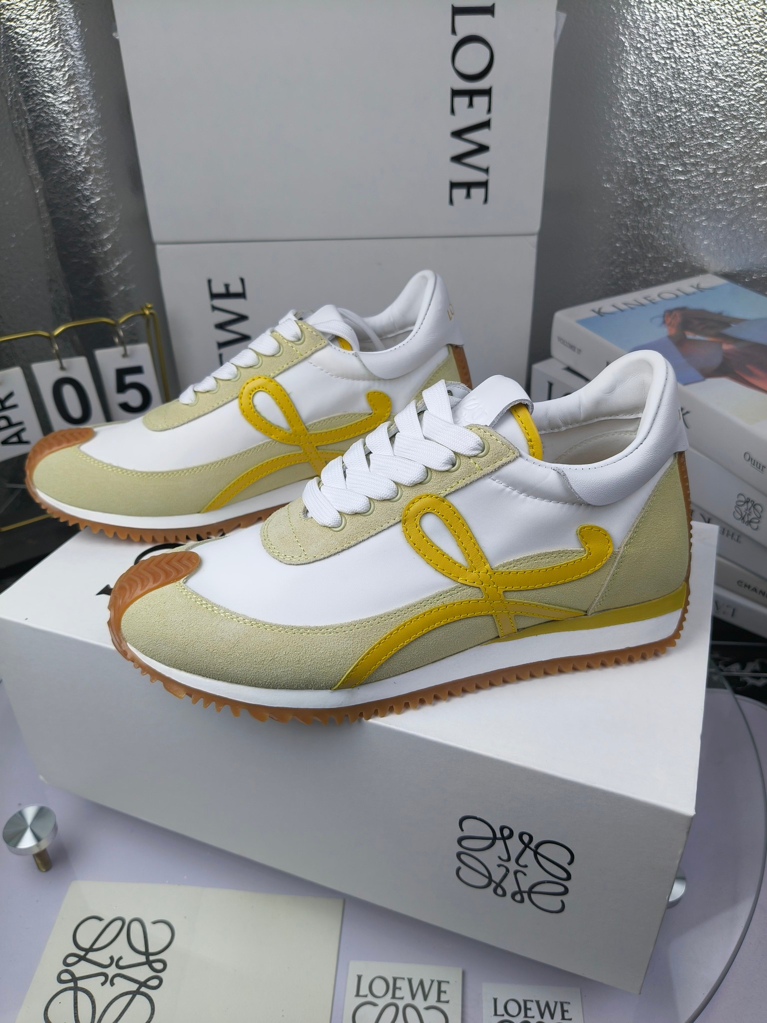 LOEWE
罗意威2023SS新款运动休闲鞋，
出220      套码大小订单私聊
易威阿甘鞋，情侣款德训鞋，运动无止境，设计大胆奢华，时尚工艺与运动精神融合创造出一款完美艺术单品⚠️
太美太好看太好穿太舒服了💕💕鞋子很轻便，逛街暴走零压力，配裙子裤子都非常百搭
国外购原板1：1开发，皮革，绒面，丝绸3种材料拼接撞色，LOEWE标志性草书字样L与鞋身完美融合，
多种颜色的拼接，给人一种强烈的视觉冲击，异常吸睛，鞋身整体线条优美，大底超软耐磨
💚鞋面采用牛反绒➕原版布料
💚舒适羊皮内里、水染牛皮垫脚
💚码数：女码35-42（41.42订做）
                 男码38-46（38.45.46订做）
