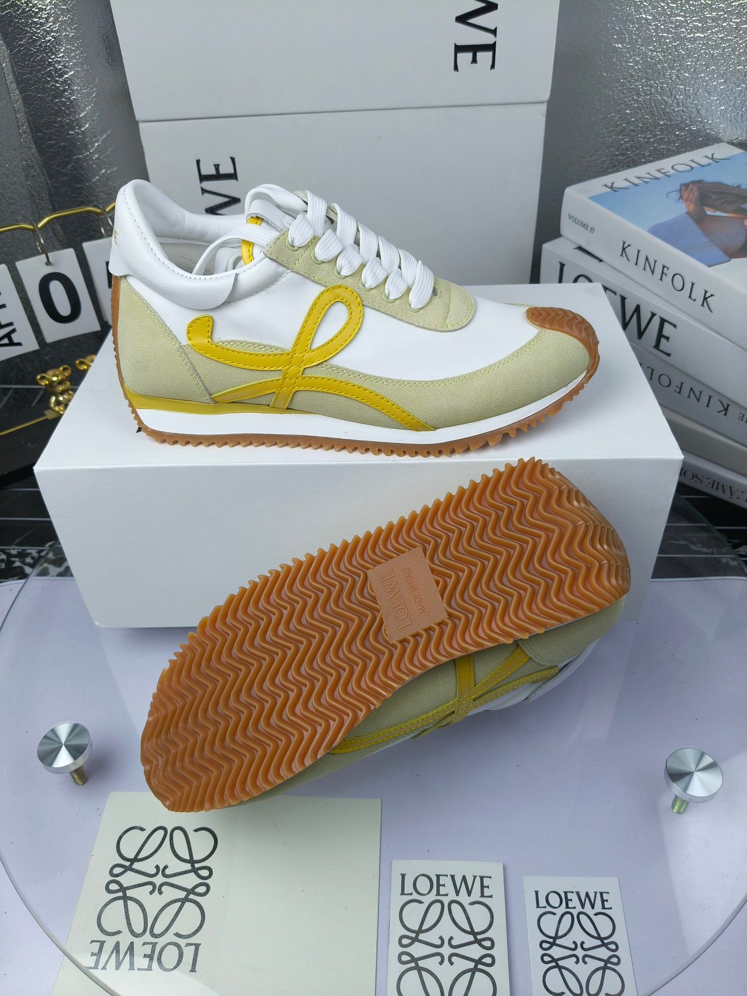 LOEWE
罗意威2023SS新款运动休闲鞋，
出220      套码大小订单私聊
易威阿甘鞋，情侣款德训鞋，运动无止境，设计大胆奢华，时尚工艺与运动精神融合创造出一款完美艺术单品⚠️
太美太好看太好穿太舒服了💕💕鞋子很轻便，逛街暴走零压力，配裙子裤子都非常百搭
国外购原板1：1开发，皮革，绒面，丝绸3种材料拼接撞色，LOEWE标志性草书字样L与鞋身完美融合，
多种颜色的拼接，给人一种强烈的视觉冲击，异常吸睛，鞋身整体线条优美，大底超软耐磨
💚鞋面采用牛反绒➕原版布料
💚舒适羊皮内里、水染牛皮垫脚
💚码数：女码35-42（41.42订做）
                 男码38-46（38.45.46订做）

