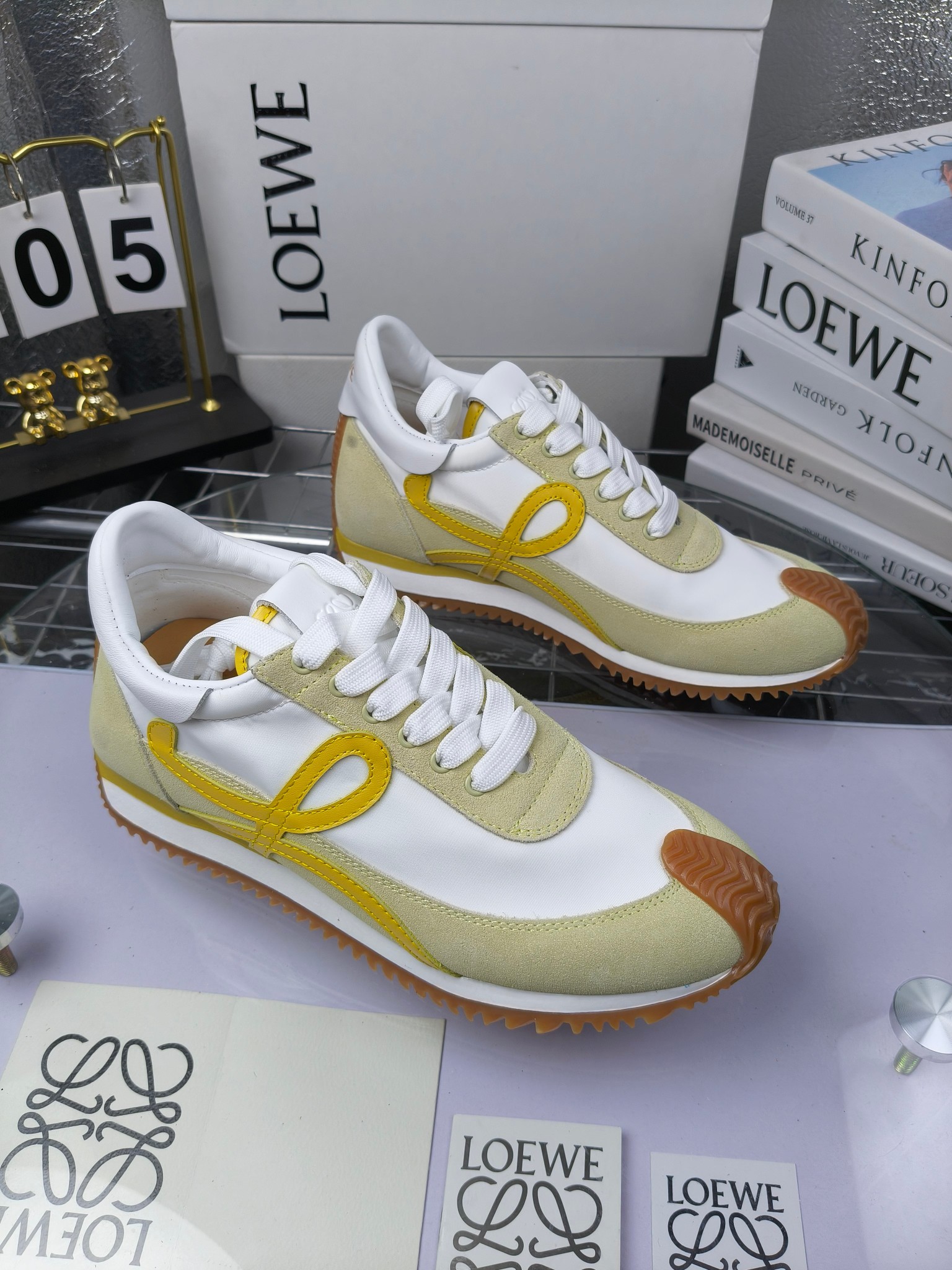 LOEWE
罗意威2023SS新款运动休闲鞋，
出220      套码大小订单私聊
易威阿甘鞋，情侣款德训鞋，运动无止境，设计大胆奢华，时尚工艺与运动精神融合创造出一款完美艺术单品⚠️
太美太好看太好穿太舒服了💕💕鞋子很轻便，逛街暴走零压力，配裙子裤子都非常百搭
国外购原板1：1开发，皮革，绒面，丝绸3种材料拼接撞色，LOEWE标志性草书字样L与鞋身完美融合，
多种颜色的拼接，给人一种强烈的视觉冲击，异常吸睛，鞋身整体线条优美，大底超软耐磨
💚鞋面采用牛反绒➕原版布料
💚舒适羊皮内里、水染牛皮垫脚
💚码数：女码35-42（41.42订做）
                 男码38-46（38.45.46订做）
