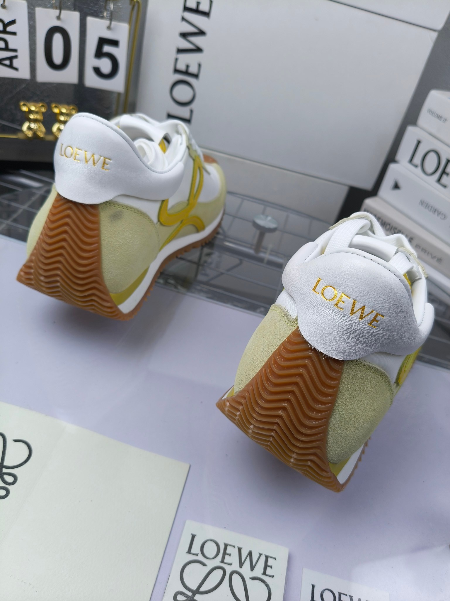 LOEWE
罗意威2023SS新款运动休闲鞋，
出220      套码大小订单私聊
易威阿甘鞋，情侣款德训鞋，运动无止境，设计大胆奢华，时尚工艺与运动精神融合创造出一款完美艺术单品⚠️
太美太好看太好穿太舒服了💕💕鞋子很轻便，逛街暴走零压力，配裙子裤子都非常百搭
国外购原板1：1开发，皮革，绒面，丝绸3种材料拼接撞色，LOEWE标志性草书字样L与鞋身完美融合，
多种颜色的拼接，给人一种强烈的视觉冲击，异常吸睛，鞋身整体线条优美，大底超软耐磨
💚鞋面采用牛反绒➕原版布料
💚舒适羊皮内里、水染牛皮垫脚
💚码数：女码35-42（41.42订做）
                 男码38-46（38.45.46订做）
