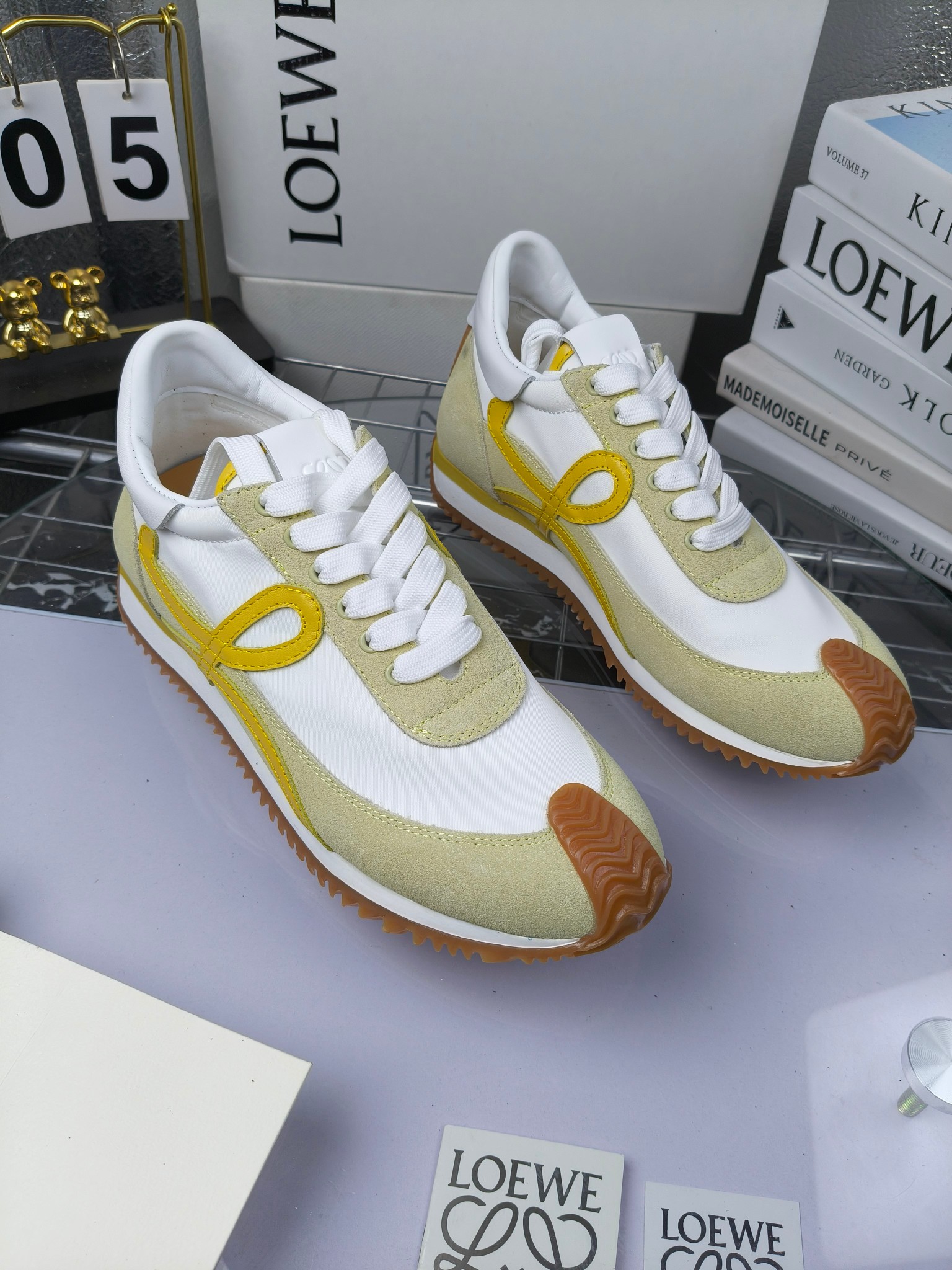 LOEWE
罗意威2023SS新款运动休闲鞋，
出220      套码大小订单私聊
易威阿甘鞋，情侣款德训鞋，运动无止境，设计大胆奢华，时尚工艺与运动精神融合创造出一款完美艺术单品⚠️
太美太好看太好穿太舒服了💕💕鞋子很轻便，逛街暴走零压力，配裙子裤子都非常百搭
国外购原板1：1开发，皮革，绒面，丝绸3种材料拼接撞色，LOEWE标志性草书字样L与鞋身完美融合，
多种颜色的拼接，给人一种强烈的视觉冲击，异常吸睛，鞋身整体线条优美，大底超软耐磨
💚鞋面采用牛反绒➕原版布料
💚舒适羊皮内里、水染牛皮垫脚
💚码数：女码35-42（41.42订做）
                 男码38-46（38.45.46订做）
