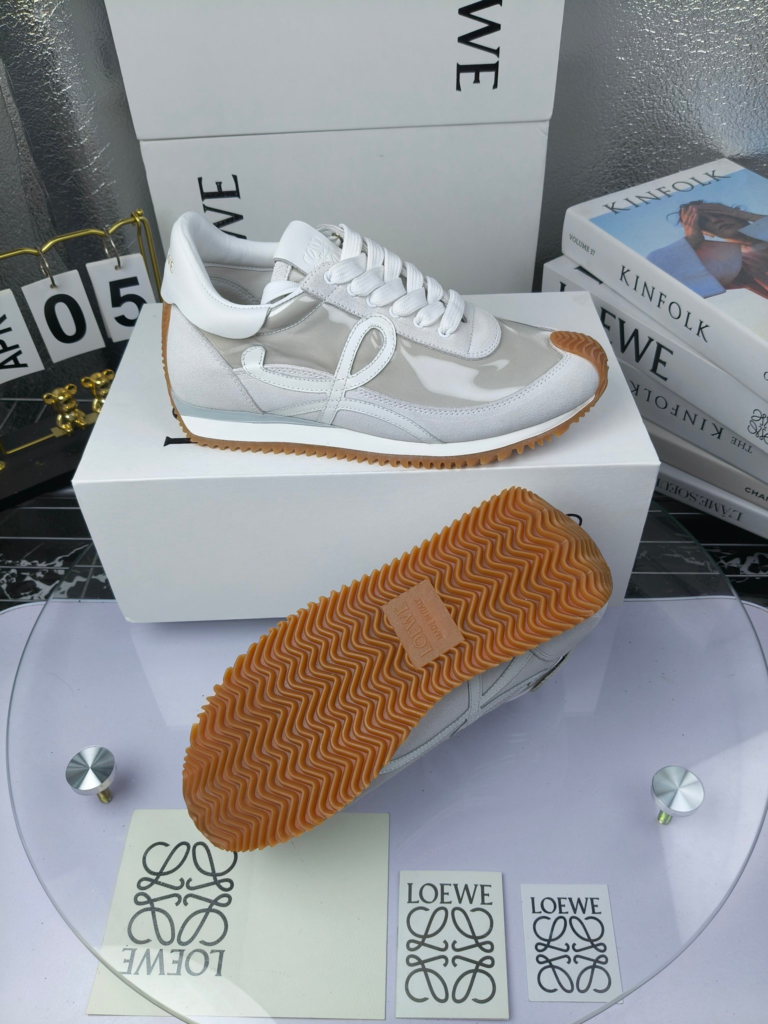 LOEWE
罗意威2023SS新款运动休闲鞋，
出220      套码大小订单私聊
易威阿甘鞋，情侣款德训鞋，运动无止境，设计大胆奢华，时尚工艺与运动精神融合创造出一款完美艺术单品⚠️
太美太好看太好穿太舒服了💕💕鞋子很轻便，逛街暴走零压力，配裙子裤子都非常百搭
国外购原板1：1开发，皮革，绒面，丝绸3种材料拼接撞色，LOEWE标志性草书字样L与鞋身完美融合，
多种颜色的拼接，给人一种强烈的视觉冲击，异常吸睛，鞋身整体线条优美，大底超软耐磨
💚鞋面采用牛反绒➕原版布料
💚舒适羊皮内里、水染牛皮垫脚
💚码数：女码35-42（41.42订做）
                 男码38-46（38.45.46订做）
