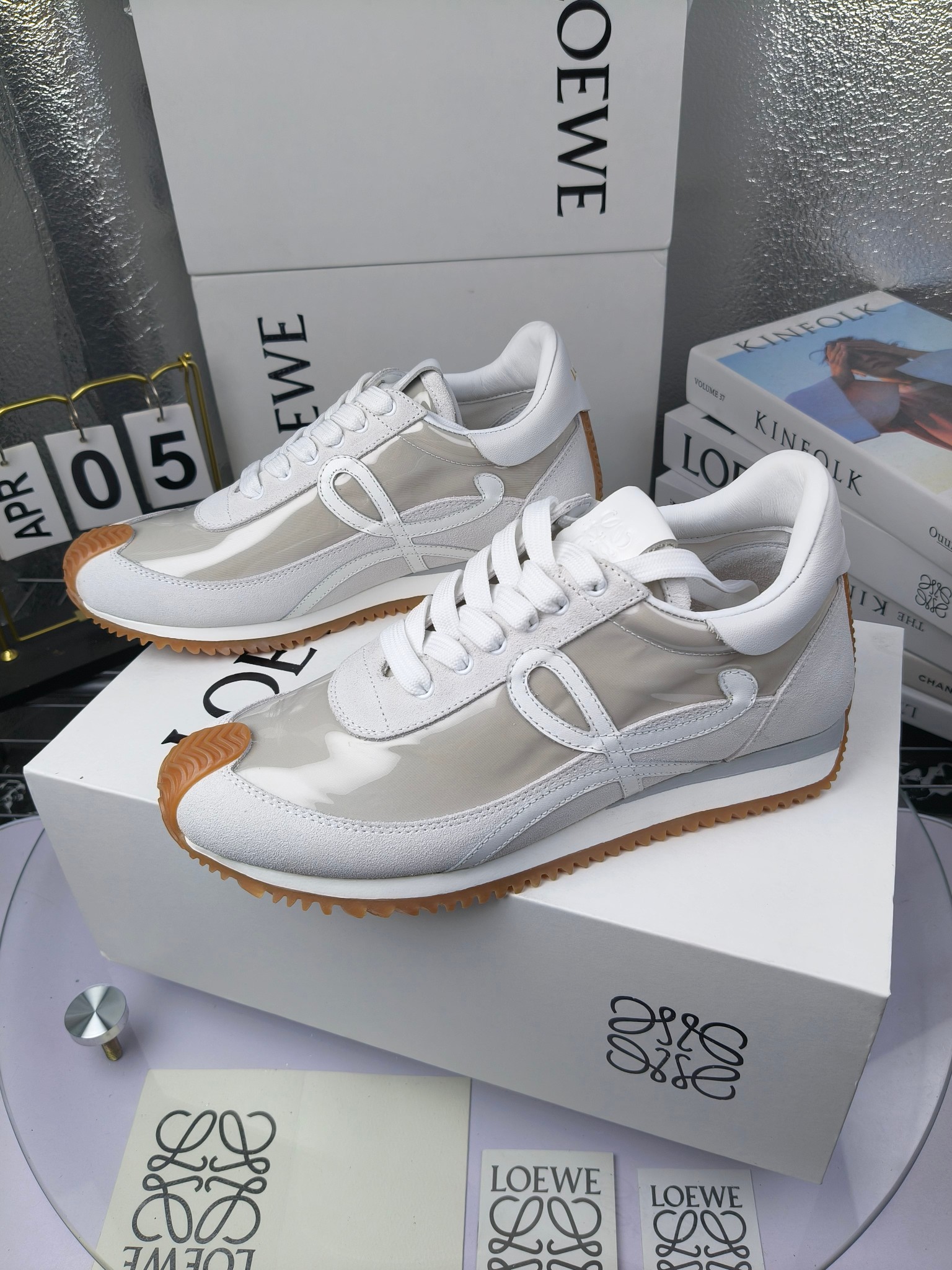 LOEWE
罗意威2023SS新款运动休闲鞋，
出220      套码大小订单私聊
易威阿甘鞋，情侣款德训鞋，运动无止境，设计大胆奢华，时尚工艺与运动精神融合创造出一款完美艺术单品⚠️
太美太好看太好穿太舒服了💕💕鞋子很轻便，逛街暴走零压力，配裙子裤子都非常百搭
国外购原板1：1开发，皮革，绒面，丝绸3种材料拼接撞色，LOEWE标志性草书字样L与鞋身完美融合，
多种颜色的拼接，给人一种强烈的视觉冲击，异常吸睛，鞋身整体线条优美，大底超软耐磨
💚鞋面采用牛反绒➕原版布料
💚舒适羊皮内里、水染牛皮垫脚
💚码数：女码35-42（41.42订做）
                 男码38-46（38.45.46订做）
