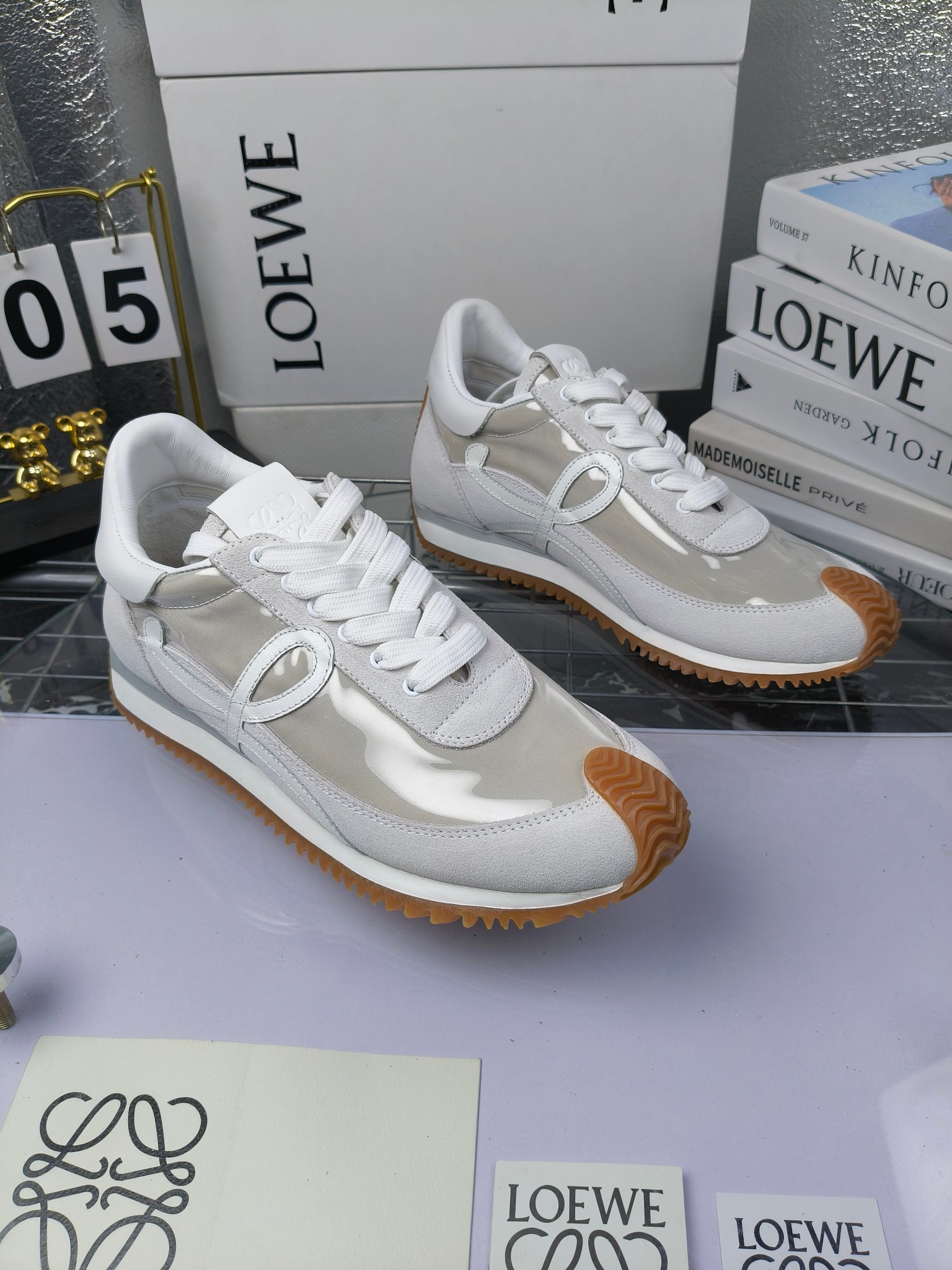 LOEWE
罗意威2023SS新款运动休闲鞋，
出220      套码大小订单私聊
易威阿甘鞋，情侣款德训鞋，运动无止境，设计大胆奢华，时尚工艺与运动精神融合创造出一款完美艺术单品⚠️
太美太好看太好穿太舒服了💕💕鞋子很轻便，逛街暴走零压力，配裙子裤子都非常百搭
国外购原板1：1开发，皮革，绒面，丝绸3种材料拼接撞色，LOEWE标志性草书字样L与鞋身完美融合，
多种颜色的拼接，给人一种强烈的视觉冲击，异常吸睛，鞋身整体线条优美，大底超软耐磨
💚鞋面采用牛反绒➕原版布料
💚舒适羊皮内里、水染牛皮垫脚
💚码数：女码35-42（41.42订做）
                 男码38-46（38.45.46订做）
