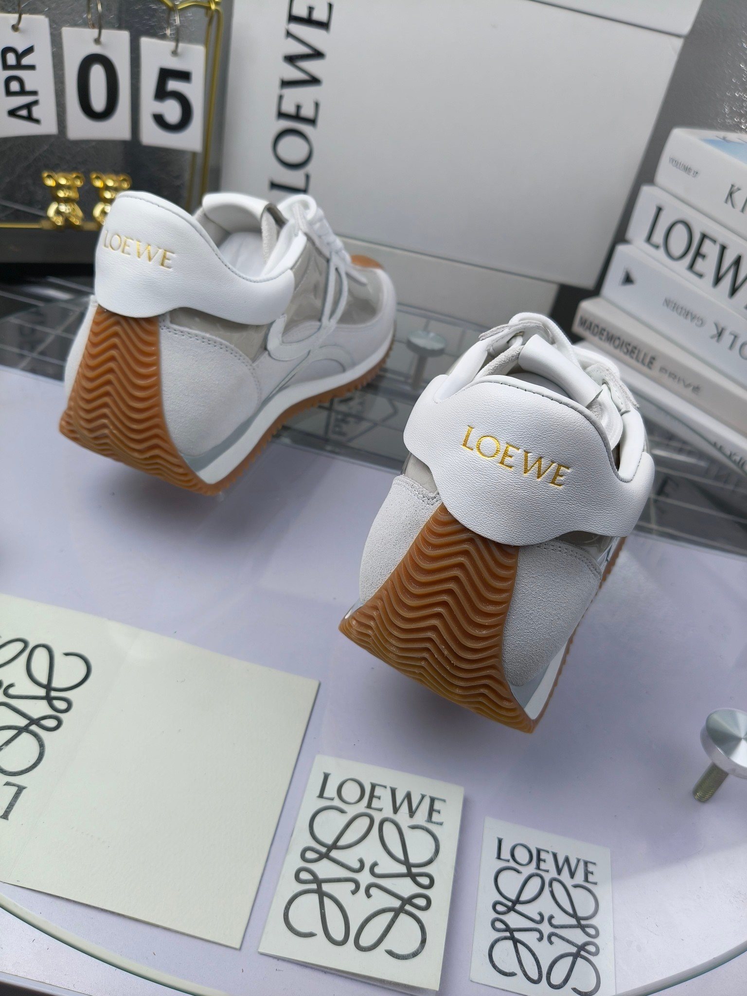 LOEWE
罗意威2023SS新款运动休闲鞋，
出220      套码大小订单私聊
易威阿甘鞋，情侣款德训鞋，运动无止境，设计大胆奢华，时尚工艺与运动精神融合创造出一款完美艺术单品⚠️
太美太好看太好穿太舒服了💕💕鞋子很轻便，逛街暴走零压力，配裙子裤子都非常百搭
国外购原板1：1开发，皮革，绒面，丝绸3种材料拼接撞色，LOEWE标志性草书字样L与鞋身完美融合，
多种颜色的拼接，给人一种强烈的视觉冲击，异常吸睛，鞋身整体线条优美，大底超软耐磨
💚鞋面采用牛反绒➕原版布料
💚舒适羊皮内里、水染牛皮垫脚
💚码数：女码35-42（41.42订做）
                 男码38-46（38.45.46订做）
