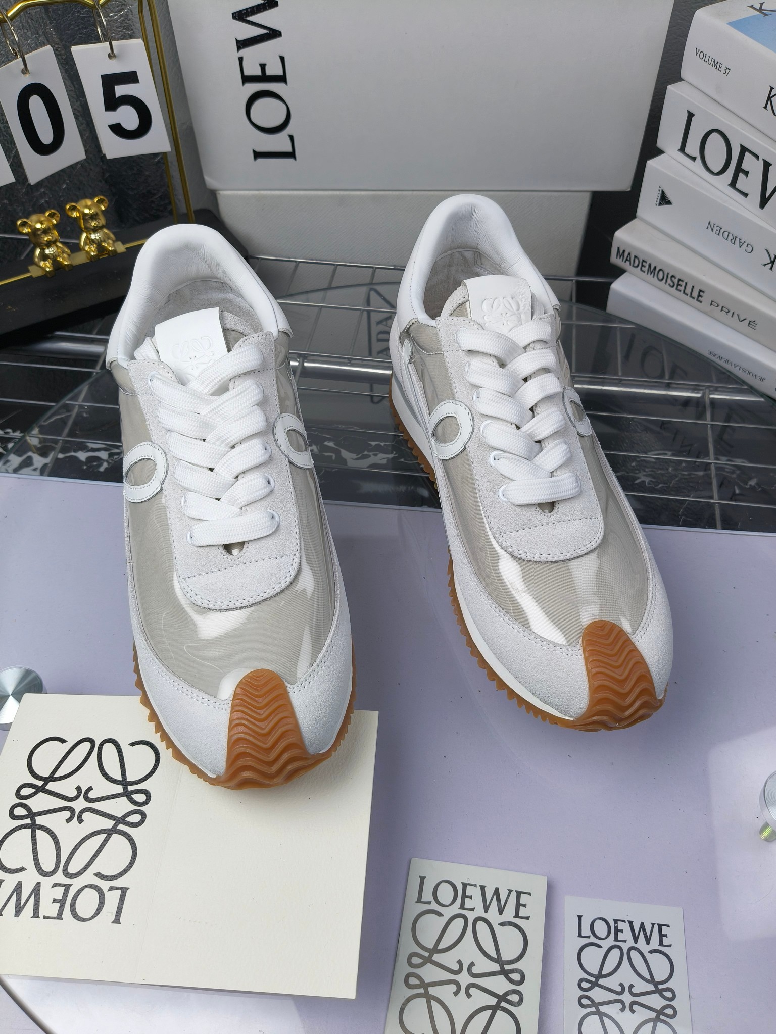 LOEWE
罗意威2023SS新款运动休闲鞋，
出220      套码大小订单私聊
易威阿甘鞋，情侣款德训鞋，运动无止境，设计大胆奢华，时尚工艺与运动精神融合创造出一款完美艺术单品⚠️
太美太好看太好穿太舒服了💕💕鞋子很轻便，逛街暴走零压力，配裙子裤子都非常百搭
国外购原板1：1开发，皮革，绒面，丝绸3种材料拼接撞色，LOEWE标志性草书字样L与鞋身完美融合，
多种颜色的拼接，给人一种强烈的视觉冲击，异常吸睛，鞋身整体线条优美，大底超软耐磨
💚鞋面采用牛反绒➕原版布料
💚舒适羊皮内里、水染牛皮垫脚
💚码数：女码35-42（41.42订做）
                 男码38-46（38.45.46订做）
