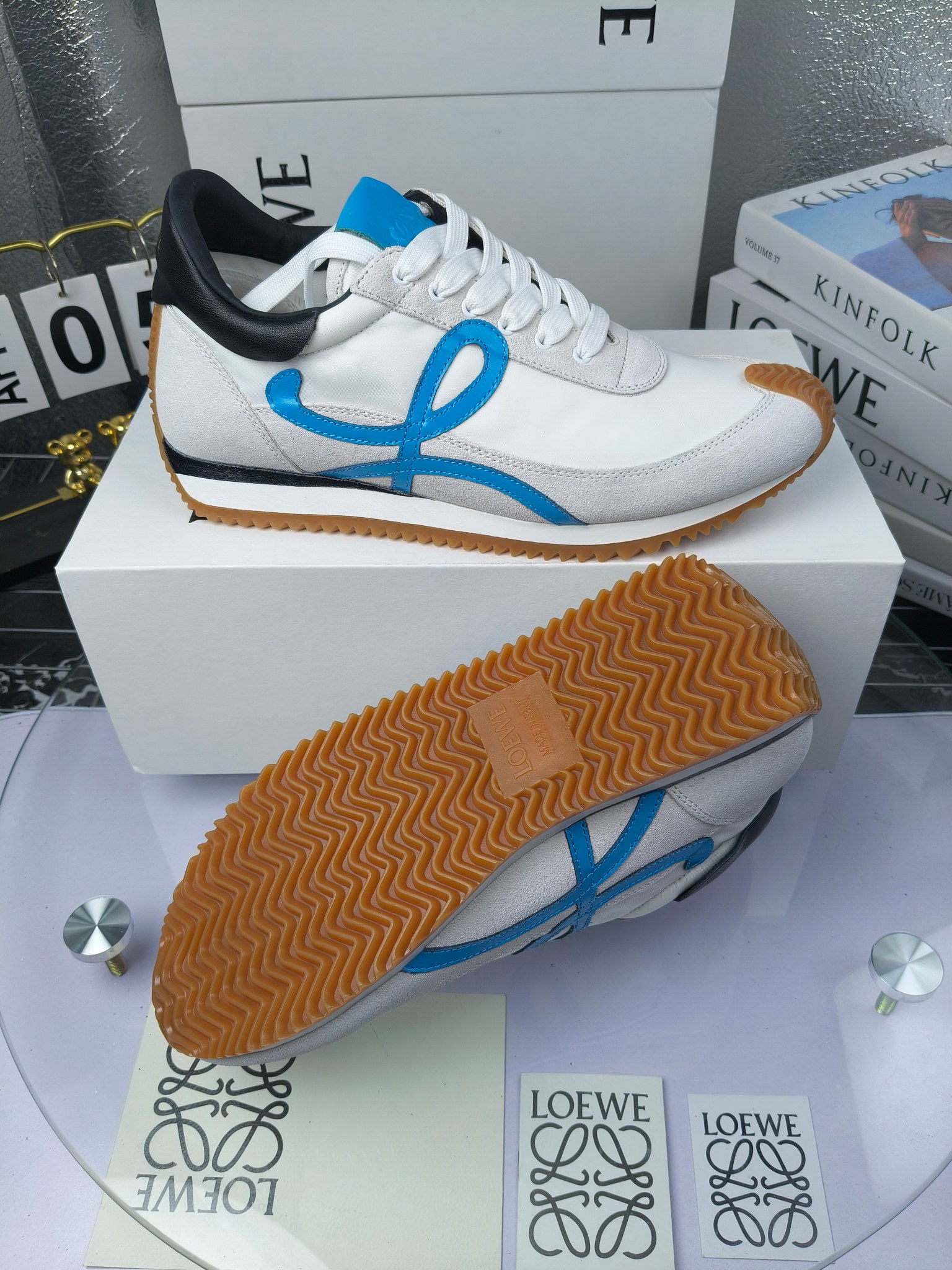 LOEWE
罗意威2023SS新款运动休闲鞋，
出220      套码大小订单私聊
易威阿甘鞋，情侣款德训鞋，运动无止境，设计大胆奢华，时尚工艺与运动精神融合创造出一款完美艺术单品⚠️
太美太好看太好穿太舒服了💕💕鞋子很轻便，逛街暴走零压力，配裙子裤子都非常百搭
国外购原板1：1开发，皮革，绒面，丝绸3种材料拼接撞色，LOEWE标志性草书字样L与鞋身完美融合，
多种颜色的拼接，给人一种强烈的视觉冲击，异常吸睛，鞋身整体线条优美，大底超软耐磨
💚鞋面采用牛反绒➕原版布料
💚舒适羊皮内里、水染牛皮垫脚
💚码数：女码35-42（41.42订做）
                 男码38-46（38.45.46订做）
