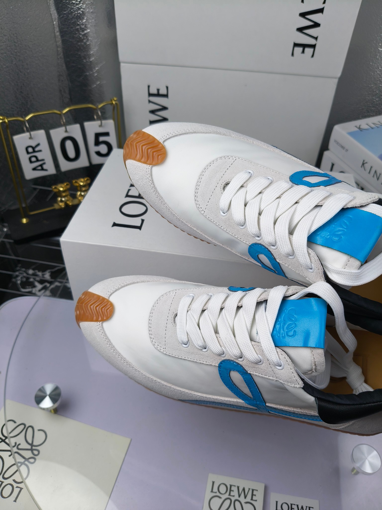 LOEWE
罗意威2023SS新款运动休闲鞋，
出220      套码大小订单私聊
易威阿甘鞋，情侣款德训鞋，运动无止境，设计大胆奢华，时尚工艺与运动精神融合创造出一款完美艺术单品⚠️
太美太好看太好穿太舒服了💕💕鞋子很轻便，逛街暴走零压力，配裙子裤子都非常百搭
国外购原板1：1开发，皮革，绒面，丝绸3种材料拼接撞色，LOEWE标志性草书字样L与鞋身完美融合，
多种颜色的拼接，给人一种强烈的视觉冲击，异常吸睛，鞋身整体线条优美，大底超软耐磨
💚鞋面采用牛反绒➕原版布料
💚舒适羊皮内里、水染牛皮垫脚
💚码数：女码35-42（41.42订做）
                 男码38-46（38.45.46订做）
