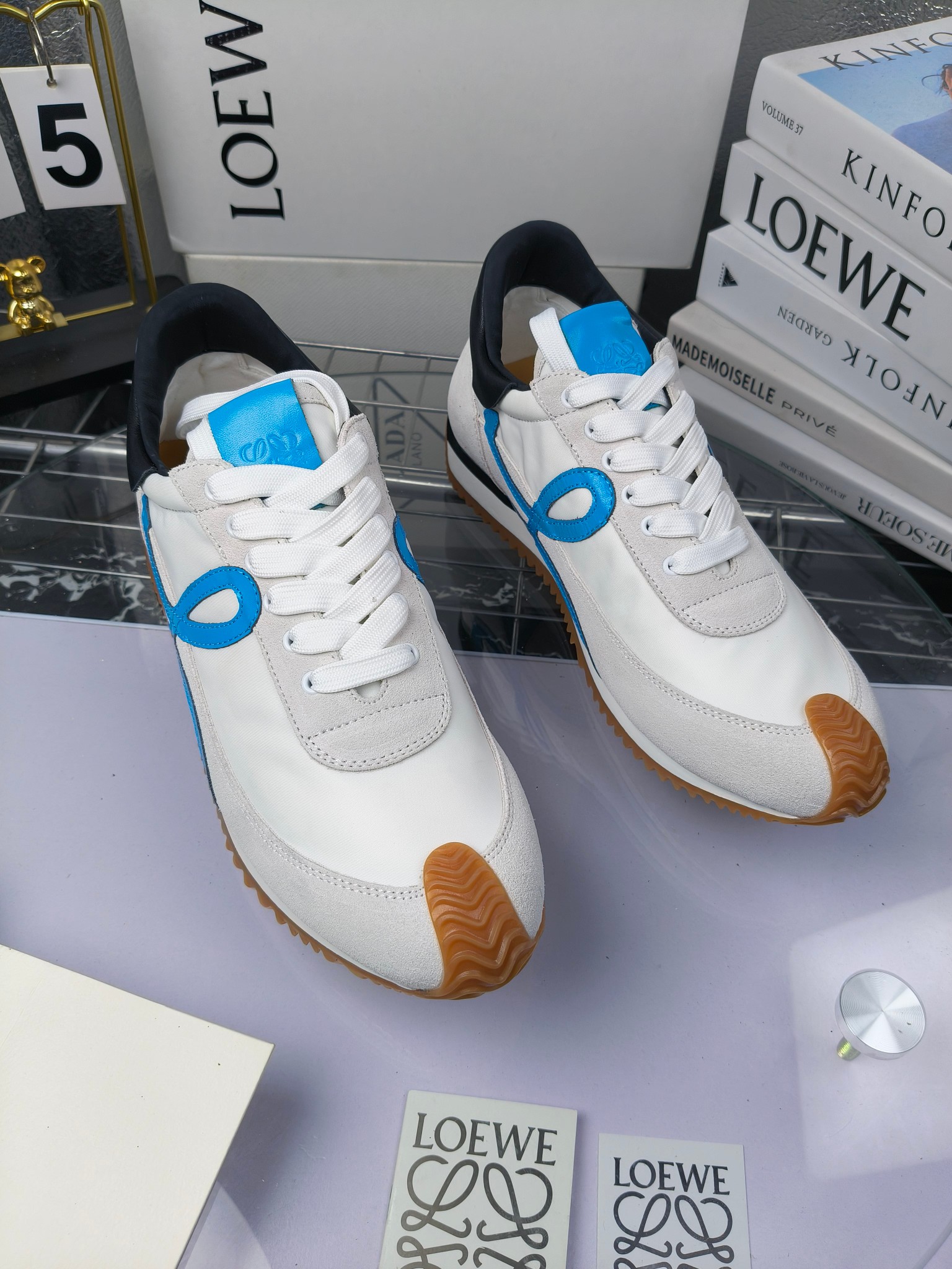 LOEWE
罗意威2023SS新款运动休闲鞋，
出220      套码大小订单私聊
易威阿甘鞋，情侣款德训鞋，运动无止境，设计大胆奢华，时尚工艺与运动精神融合创造出一款完美艺术单品⚠️
太美太好看太好穿太舒服了💕💕鞋子很轻便，逛街暴走零压力，配裙子裤子都非常百搭
国外购原板1：1开发，皮革，绒面，丝绸3种材料拼接撞色，LOEWE标志性草书字样L与鞋身完美融合，
多种颜色的拼接，给人一种强烈的视觉冲击，异常吸睛，鞋身整体线条优美，大底超软耐磨
💚鞋面采用牛反绒➕原版布料
💚舒适羊皮内里、水染牛皮垫脚
💚码数：女码35-42（41.42订做）
                 男码38-46（38.45.46订做）
