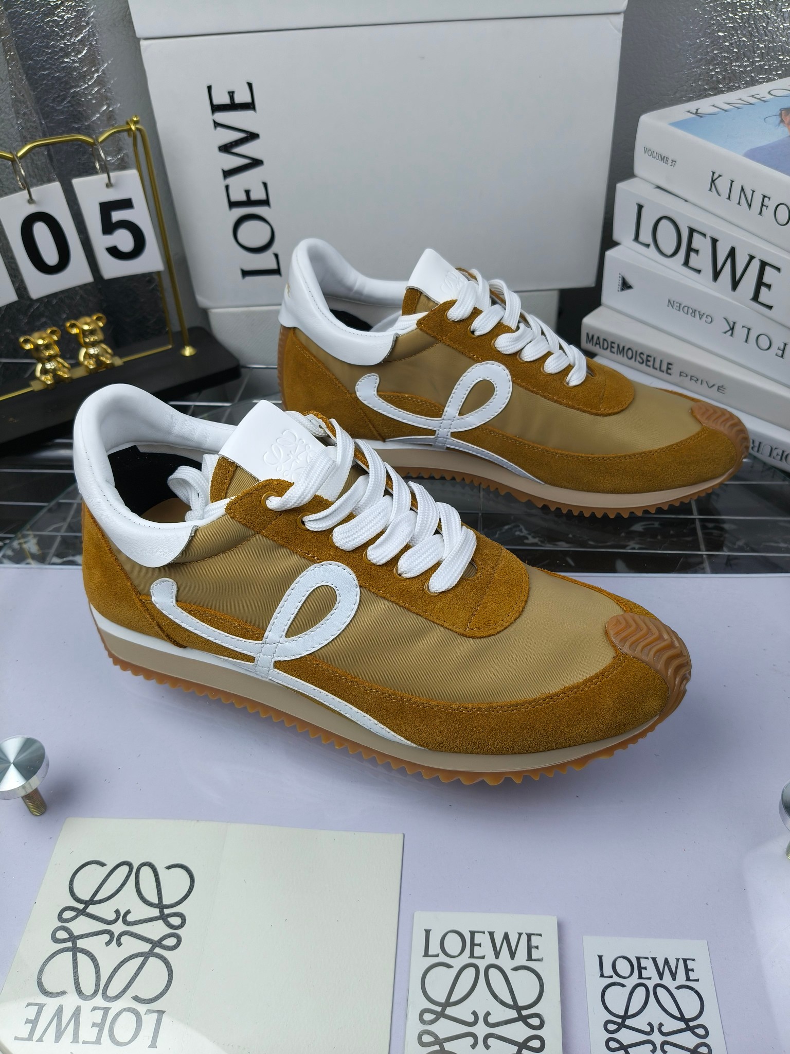 LOEWE
罗意威2023SS新款运动休闲鞋,
出220 套码大小订单私聊
易威阿甘鞋,情侣款德训鞋,运动无止境,设计大胆奢华,时尚工艺与运动精神融合创造出一款完美艺术单品⚠️
太美太好看太好穿太舒服了💕💕鞋子很轻便,逛街暴走零压力,配裙子裤子都非常百搭
国外购原板1:1开发,皮革,绒面,丝绸3种材料拼接撞色,LOEWE标志性草书字样L与鞋身完美融合,
多种颜色的拼接,给人一种强烈的视觉冲击,异常吸睛,鞋身整体线条优美,大底超软耐磨
💚鞋面采用牛反绒➕原版布料
💚舒适羊皮内里、水染牛皮垫脚
💚码数:女码35-42(41.42订做)
男码38-46(38.45.46订做)