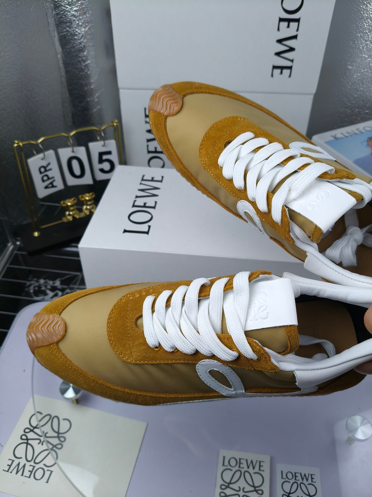 LOEWE
罗意威2023SS新款运动休闲鞋,
出220 套码大小订单私聊
易威阿甘鞋,情侣款德训鞋,运动无止境,设计大胆奢华,时尚工艺与运动精神融合创造出一款完美艺术单品⚠️
太美太好看太好穿太舒服了💕💕鞋子很轻便,逛街暴走零压力,配裙子裤子都非常百搭
国外购原板1:1开发,皮革,绒面,丝绸3种材料拼接撞色,LOEWE标志性草书字样L与鞋身完美融合,
多种颜色的拼接,给人一种强烈的视觉冲击,异常吸睛,鞋身整体线条优美,大底超软耐磨
💚鞋面采用牛反绒➕原版布料
💚舒适羊皮内里、水染牛皮垫脚
💚码数:女码35-42(41.42订做)
男码38-46(38.45.46订做)