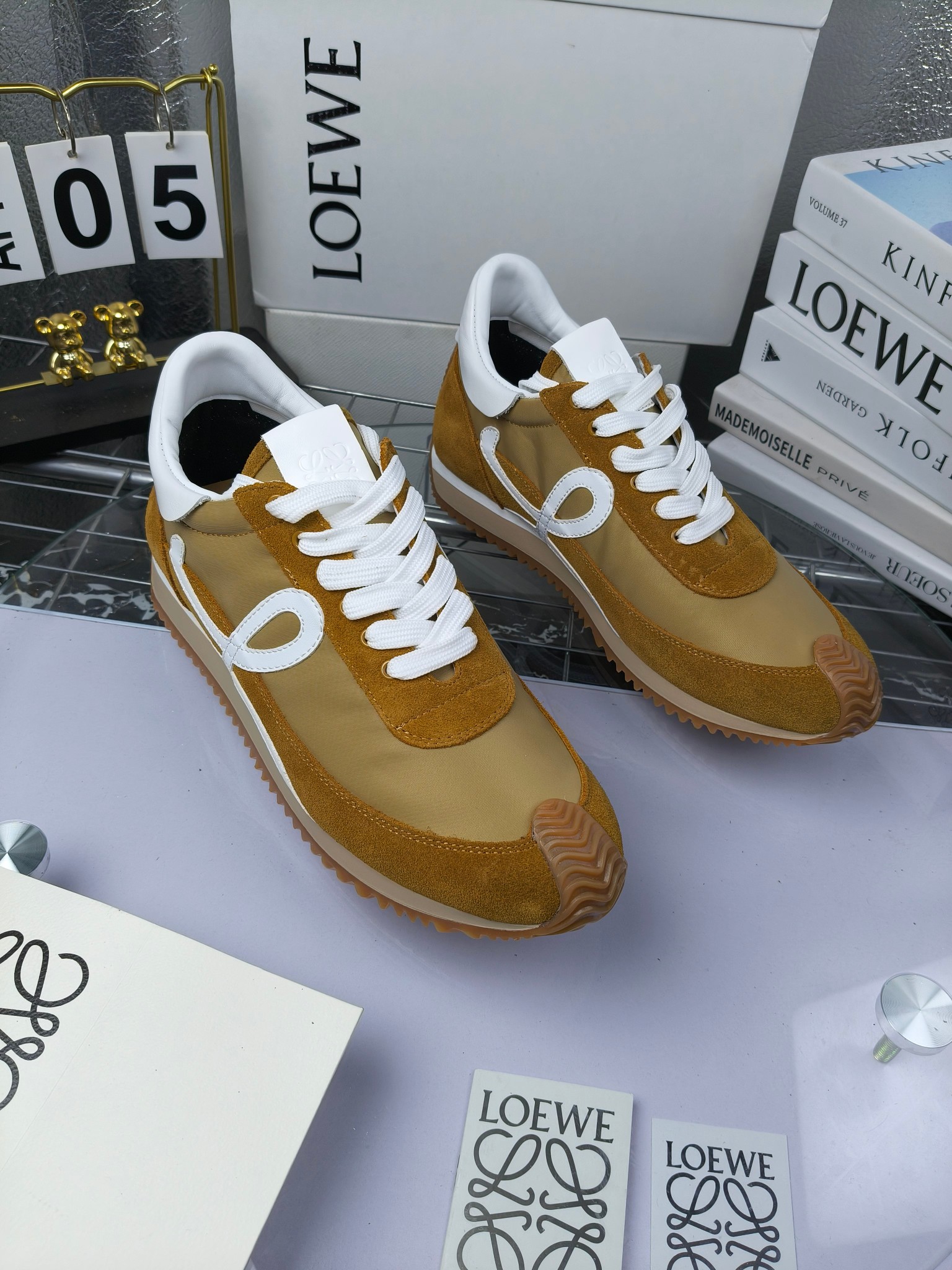 LOEWE
罗意威2023SS新款运动休闲鞋,
出220 套码大小订单私聊
易威阿甘鞋,情侣款德训鞋,运动无止境,设计大胆奢华,时尚工艺与运动精神融合创造出一款完美艺术单品⚠️
太美太好看太好穿太舒服了💕💕鞋子很轻便,逛街暴走零压力,配裙子裤子都非常百搭
国外购原板1:1开发,皮革,绒面,丝绸3种材料拼接撞色,LOEWE标志性草书字样L与鞋身完美融合,
多种颜色的拼接,给人一种强烈的视觉冲击,异常吸睛,鞋身整体线条优美,大底超软耐磨
💚鞋面采用牛反绒➕原版布料
💚舒适羊皮内里、水染牛皮垫脚
💚码数:女码35-42(41.42订做)
男码38-46(38.45.46订做)