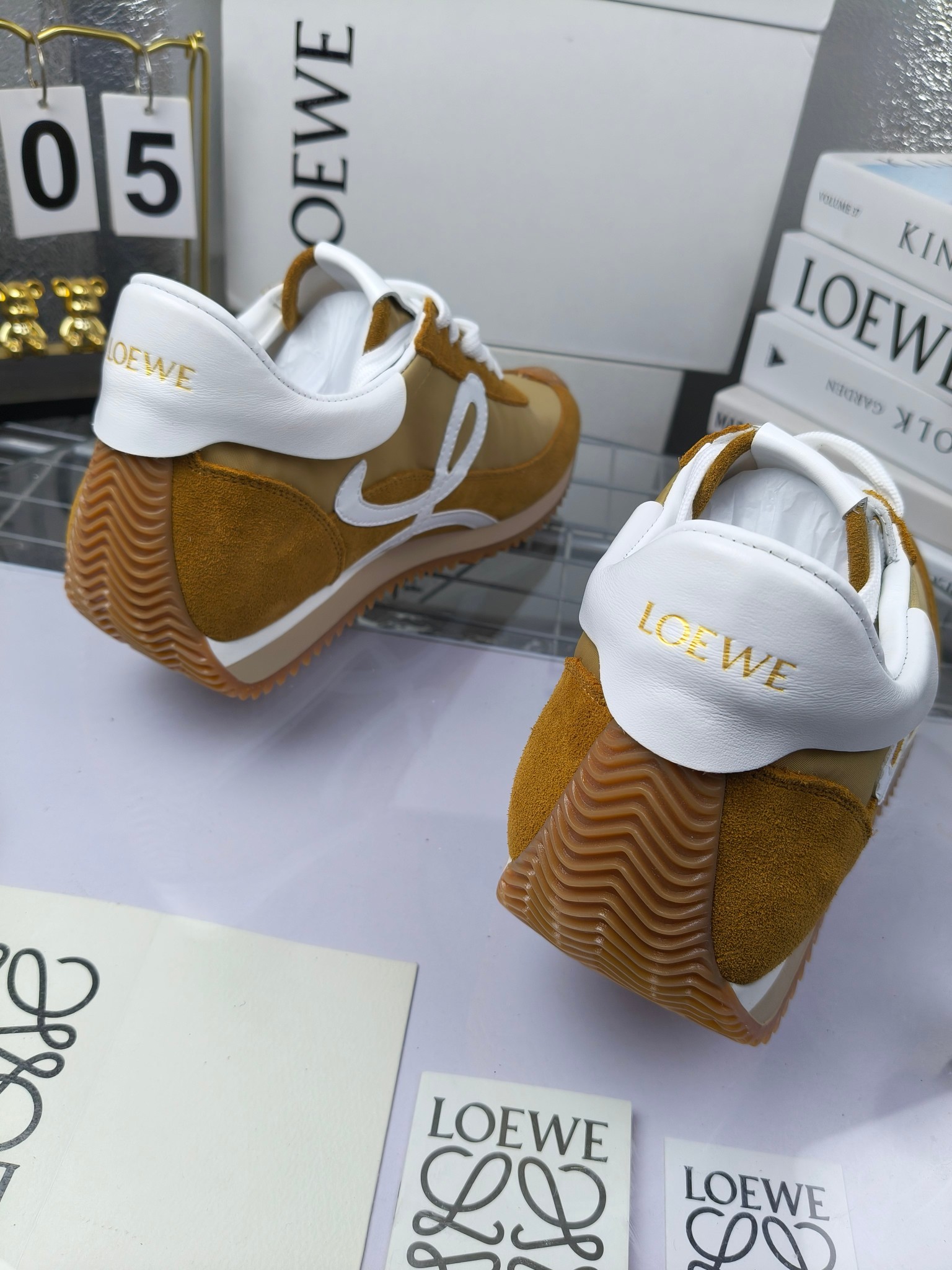 LOEWE
罗意威2023SS新款运动休闲鞋,
出220 套码大小订单私聊
易威阿甘鞋,情侣款德训鞋,运动无止境,设计大胆奢华,时尚工艺与运动精神融合创造出一款完美艺术单品⚠️
太美太好看太好穿太舒服了💕💕鞋子很轻便,逛街暴走零压力,配裙子裤子都非常百搭
国外购原板1:1开发,皮革,绒面,丝绸3种材料拼接撞色,LOEWE标志性草书字样L与鞋身完美融合,
多种颜色的拼接,给人一种强烈的视觉冲击,异常吸睛,鞋身整体线条优美,大底超软耐磨
💚鞋面采用牛反绒➕原版布料
💚舒适羊皮内里、水染牛皮垫脚
💚码数:女码35-42(41.42订做)
男码38-46(38.45.46订做)