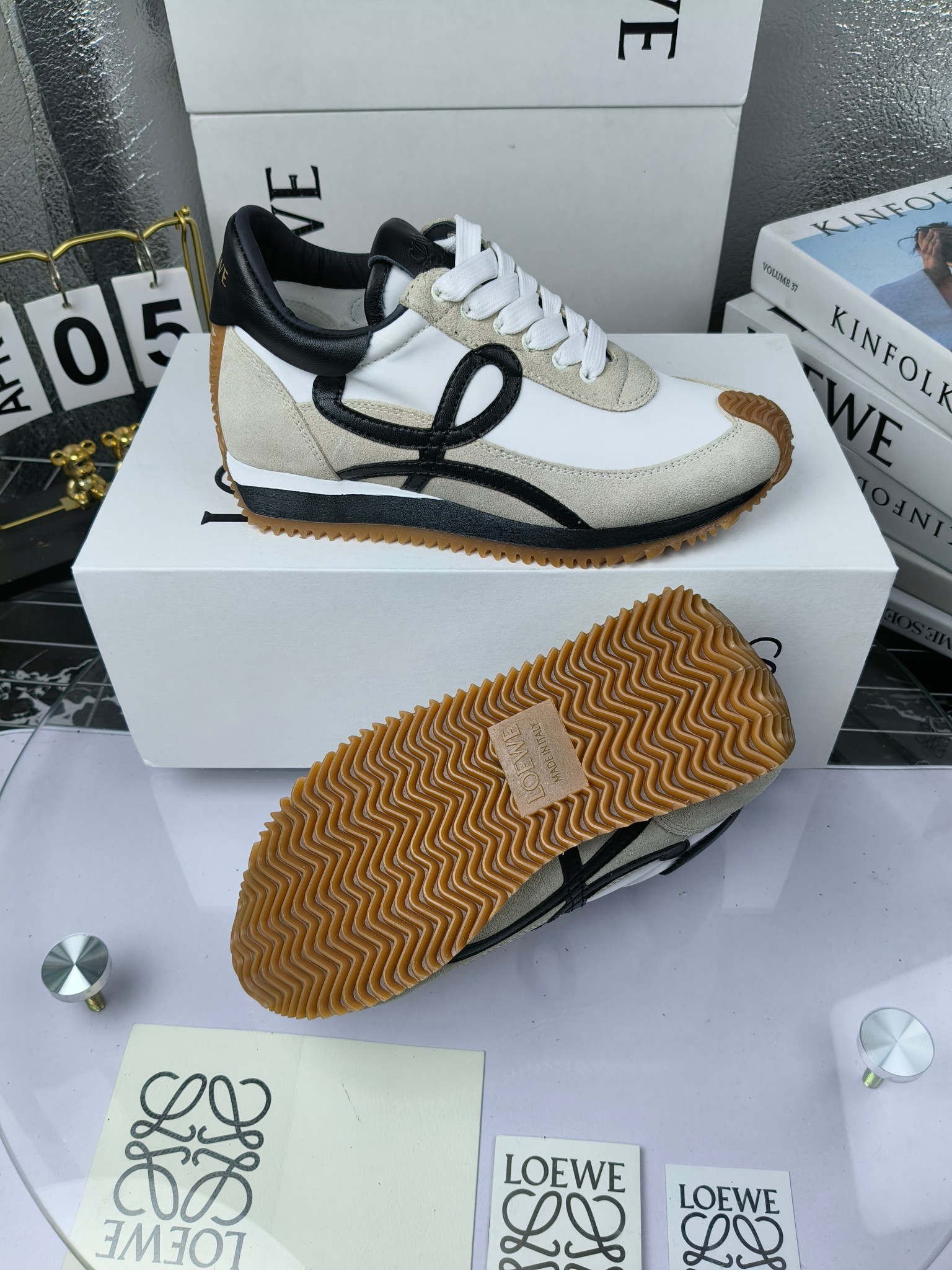 LOEWE
罗意威2023SS新款运动休闲鞋，
出220      套码大小订单私聊
易威阿甘鞋，情侣款德训鞋，运动无止境，设计大胆奢华，时尚工艺与运动精神融合创造出一款完美艺术单品⚠️
太美太好看太好穿太舒服了💕💕鞋子很轻便，逛街暴走零压力，配裙子裤子都非常百搭
国外购原板1：1开发，皮革，绒面，丝绸3种材料拼接撞色，LOEWE标志性草书字样L与鞋身完美融合，
多种颜色的拼接，给人一种强烈的视觉冲击，异常吸睛，鞋身整体线条优美，大底超软耐磨
💚鞋面采用牛反绒➕原版布料
💚舒适羊皮内里、水染牛皮垫脚
💚码数：女码35-42（41.42订做）
                 男码38-46（38.45.46订做）
