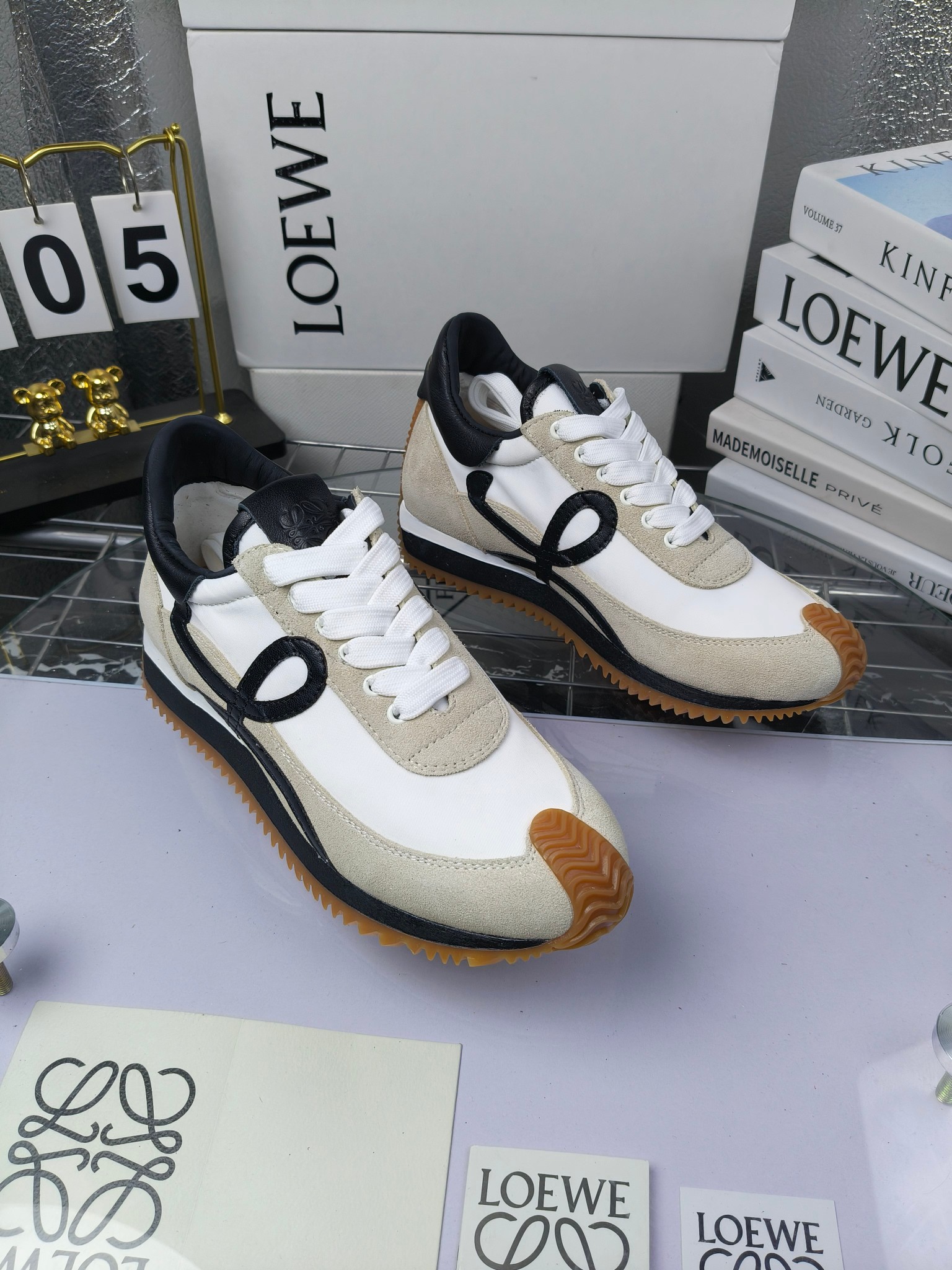 LOEWE
罗意威2023SS新款运动休闲鞋，
出220      套码大小订单私聊
易威阿甘鞋，情侣款德训鞋，运动无止境，设计大胆奢华，时尚工艺与运动精神融合创造出一款完美艺术单品⚠️
太美太好看太好穿太舒服了💕💕鞋子很轻便，逛街暴走零压力，配裙子裤子都非常百搭
国外购原板1：1开发，皮革，绒面，丝绸3种材料拼接撞色，LOEWE标志性草书字样L与鞋身完美融合，
多种颜色的拼接，给人一种强烈的视觉冲击，异常吸睛，鞋身整体线条优美，大底超软耐磨
💚鞋面采用牛反绒➕原版布料
💚舒适羊皮内里、水染牛皮垫脚
💚码数：女码35-42（41.42订做）
                 男码38-46（38.45.46订做）
