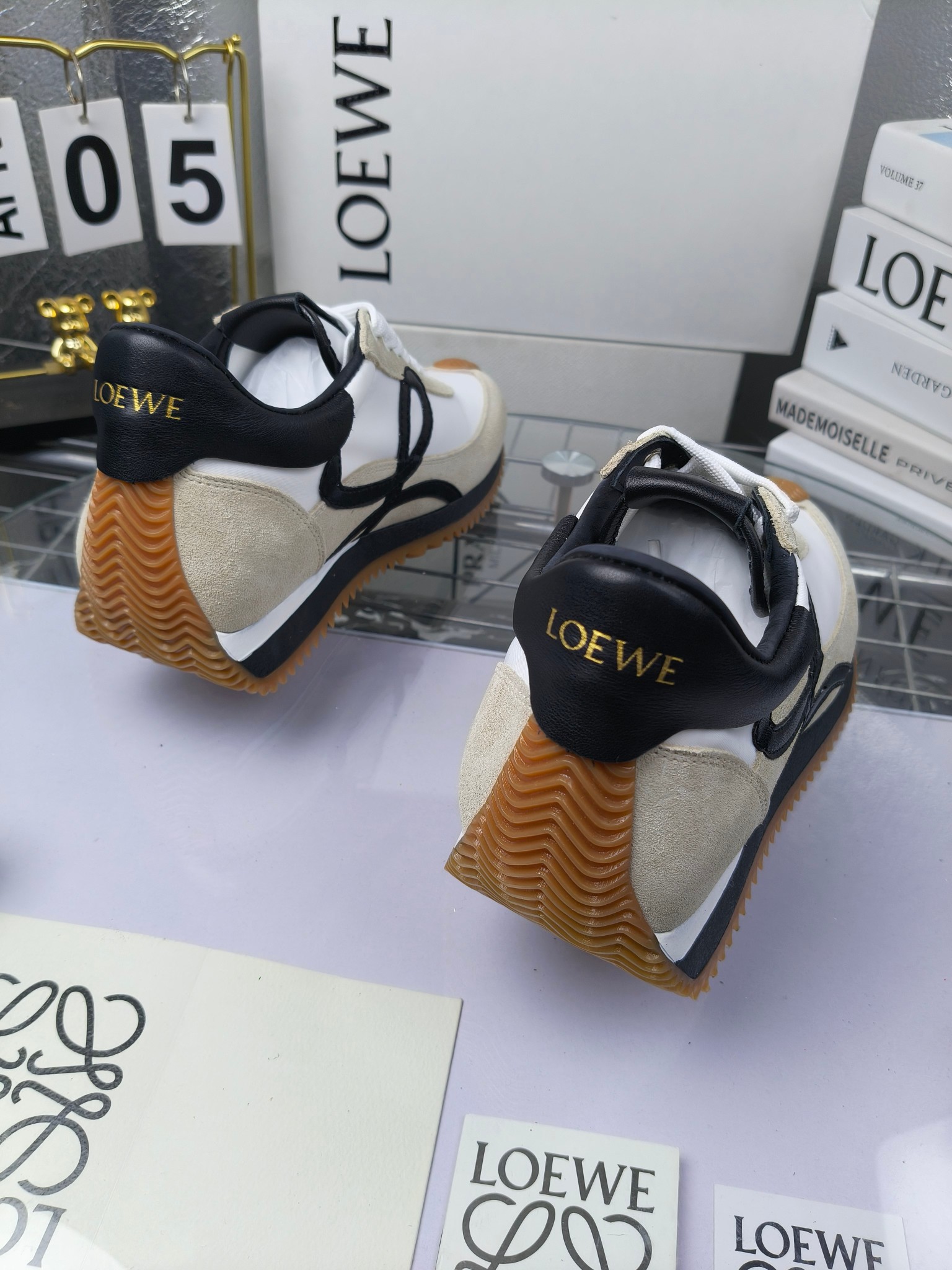 LOEWE
罗意威2023SS新款运动休闲鞋，
出220      套码大小订单私聊
易威阿甘鞋，情侣款德训鞋，运动无止境，设计大胆奢华，时尚工艺与运动精神融合创造出一款完美艺术单品⚠️
太美太好看太好穿太舒服了💕💕鞋子很轻便，逛街暴走零压力，配裙子裤子都非常百搭
国外购原板1：1开发，皮革，绒面，丝绸3种材料拼接撞色，LOEWE标志性草书字样L与鞋身完美融合，
多种颜色的拼接，给人一种强烈的视觉冲击，异常吸睛，鞋身整体线条优美，大底超软耐磨
💚鞋面采用牛反绒➕原版布料
💚舒适羊皮内里、水染牛皮垫脚
💚码数：女码35-42（41.42订做）
                 男码38-46（38.45.46订做）
