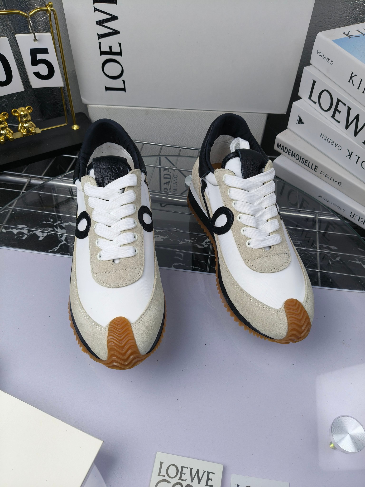 LOEWE
罗意威2023SS新款运动休闲鞋，
出220      套码大小订单私聊
易威阿甘鞋，情侣款德训鞋，运动无止境，设计大胆奢华，时尚工艺与运动精神融合创造出一款完美艺术单品⚠️
太美太好看太好穿太舒服了💕💕鞋子很轻便，逛街暴走零压力，配裙子裤子都非常百搭
国外购原板1：1开发，皮革，绒面，丝绸3种材料拼接撞色，LOEWE标志性草书字样L与鞋身完美融合，
多种颜色的拼接，给人一种强烈的视觉冲击，异常吸睛，鞋身整体线条优美，大底超软耐磨
💚鞋面采用牛反绒➕原版布料
💚舒适羊皮内里、水染牛皮垫脚
💚码数：女码35-42（41.42订做）
                 男码38-46（38.45.46订做）

