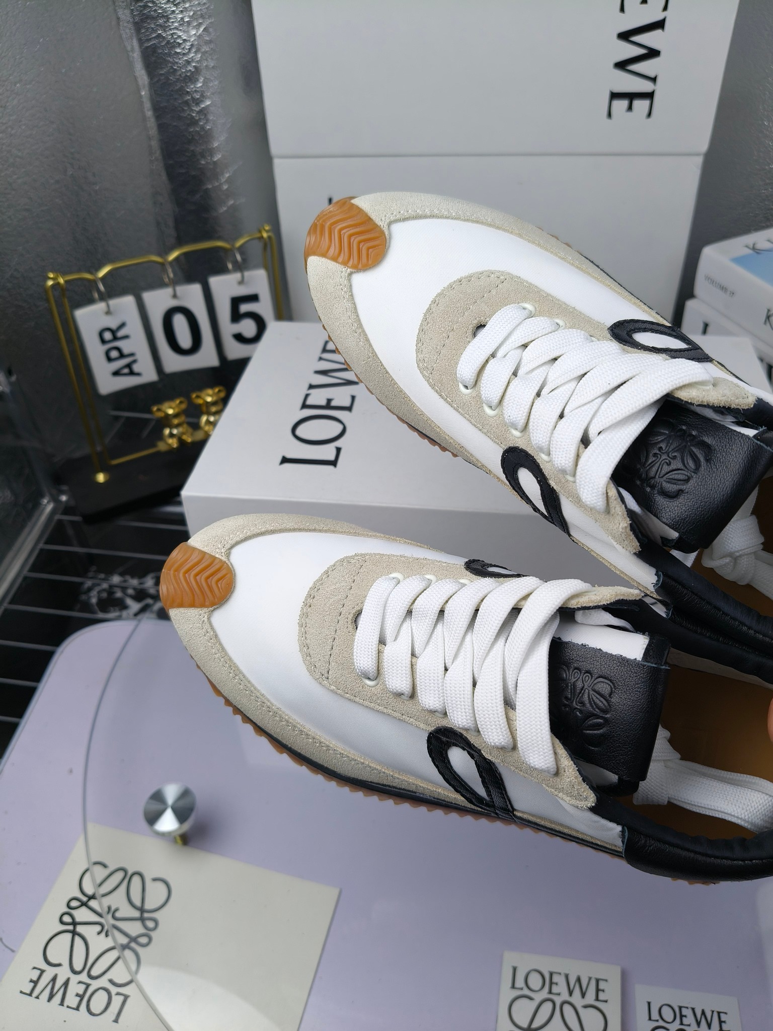 LOEWE
罗意威2023SS新款运动休闲鞋，
出220      套码大小订单私聊
易威阿甘鞋，情侣款德训鞋，运动无止境，设计大胆奢华，时尚工艺与运动精神融合创造出一款完美艺术单品⚠️
太美太好看太好穿太舒服了💕💕鞋子很轻便，逛街暴走零压力，配裙子裤子都非常百搭
国外购原板1：1开发，皮革，绒面，丝绸3种材料拼接撞色，LOEWE标志性草书字样L与鞋身完美融合，
多种颜色的拼接，给人一种强烈的视觉冲击，异常吸睛，鞋身整体线条优美，大底超软耐磨
💚鞋面采用牛反绒➕原版布料
💚舒适羊皮内里、水染牛皮垫脚
💚码数：女码35-42（41.42订做）
                 男码38-46（38.45.46订做）
