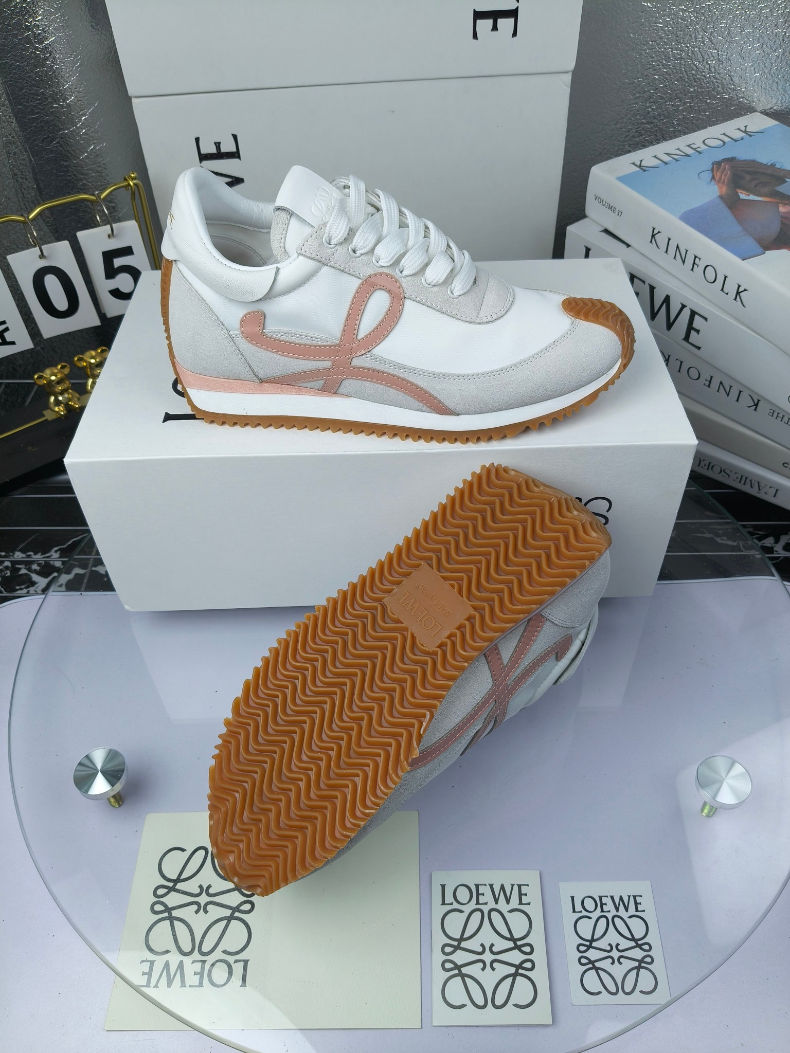 LOEWE
罗意威2023SS新款运动休闲鞋，
出220      套码大小订单私聊
易威阿甘鞋，情侣款德训鞋，运动无止境，设计大胆奢华，时尚工艺与运动精神融合创造出一款完美艺术单品⚠️
太美太好看太好穿太舒服了💕💕鞋子很轻便，逛街暴走零压力，配裙子裤子都非常百搭
国外购原板1：1开发，皮革，绒面，丝绸3种材料拼接撞色，LOEWE标志性草书字样L与鞋身完美融合，
多种颜色的拼接，给人一种强烈的视觉冲击，异常吸睛，鞋身整体线条优美，大底超软耐磨
💚鞋面采用牛反绒➕原版布料
💚舒适羊皮内里、水染牛皮垫脚
💚码数：女码35-42（41.42订做）
                 男码38-46（38.45.46订做）
