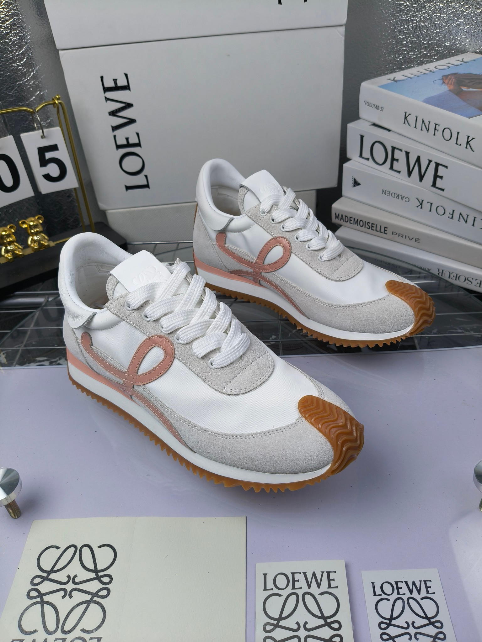 LOEWE
罗意威2023SS新款运动休闲鞋，
出220      套码大小订单私聊
易威阿甘鞋，情侣款德训鞋，运动无止境，设计大胆奢华，时尚工艺与运动精神融合创造出一款完美艺术单品⚠️
太美太好看太好穿太舒服了💕💕鞋子很轻便，逛街暴走零压力，配裙子裤子都非常百搭
国外购原板1：1开发，皮革，绒面，丝绸3种材料拼接撞色，LOEWE标志性草书字样L与鞋身完美融合，
多种颜色的拼接，给人一种强烈的视觉冲击，异常吸睛，鞋身整体线条优美，大底超软耐磨
💚鞋面采用牛反绒➕原版布料
💚舒适羊皮内里、水染牛皮垫脚
💚码数：女码35-42（41.42订做）
                 男码38-46（38.45.46订做）
