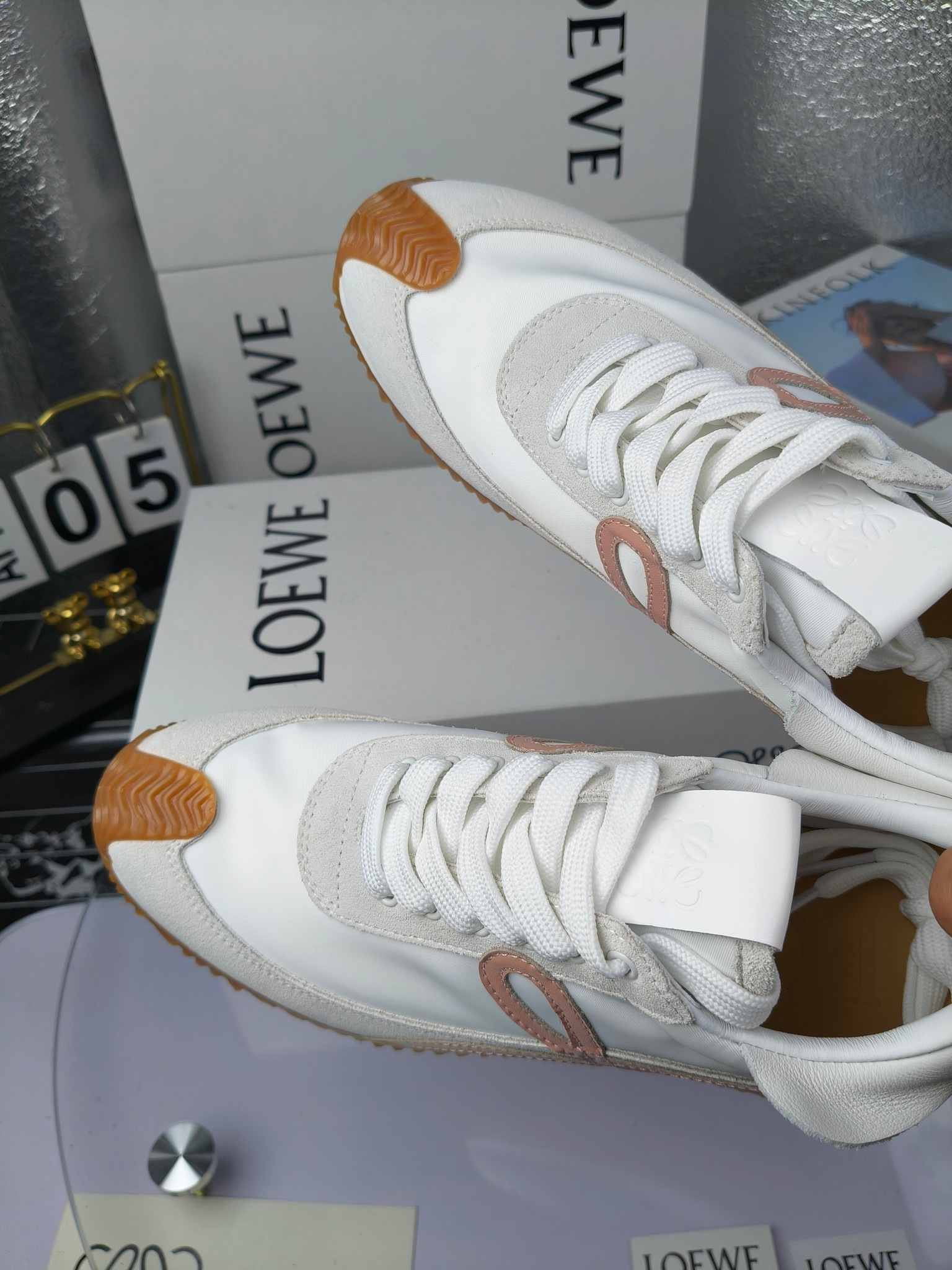 LOEWE
罗意威2023SS新款运动休闲鞋，
出220      套码大小订单私聊
易威阿甘鞋，情侣款德训鞋，运动无止境，设计大胆奢华，时尚工艺与运动精神融合创造出一款完美艺术单品⚠️
太美太好看太好穿太舒服了💕💕鞋子很轻便，逛街暴走零压力，配裙子裤子都非常百搭
国外购原板1：1开发，皮革，绒面，丝绸3种材料拼接撞色，LOEWE标志性草书字样L与鞋身完美融合，
多种颜色的拼接，给人一种强烈的视觉冲击，异常吸睛，鞋身整体线条优美，大底超软耐磨
💚鞋面采用牛反绒➕原版布料
💚舒适羊皮内里、水染牛皮垫脚
💚码数：女码35-42（41.42订做）
                 男码38-46（38.45.46订做）
