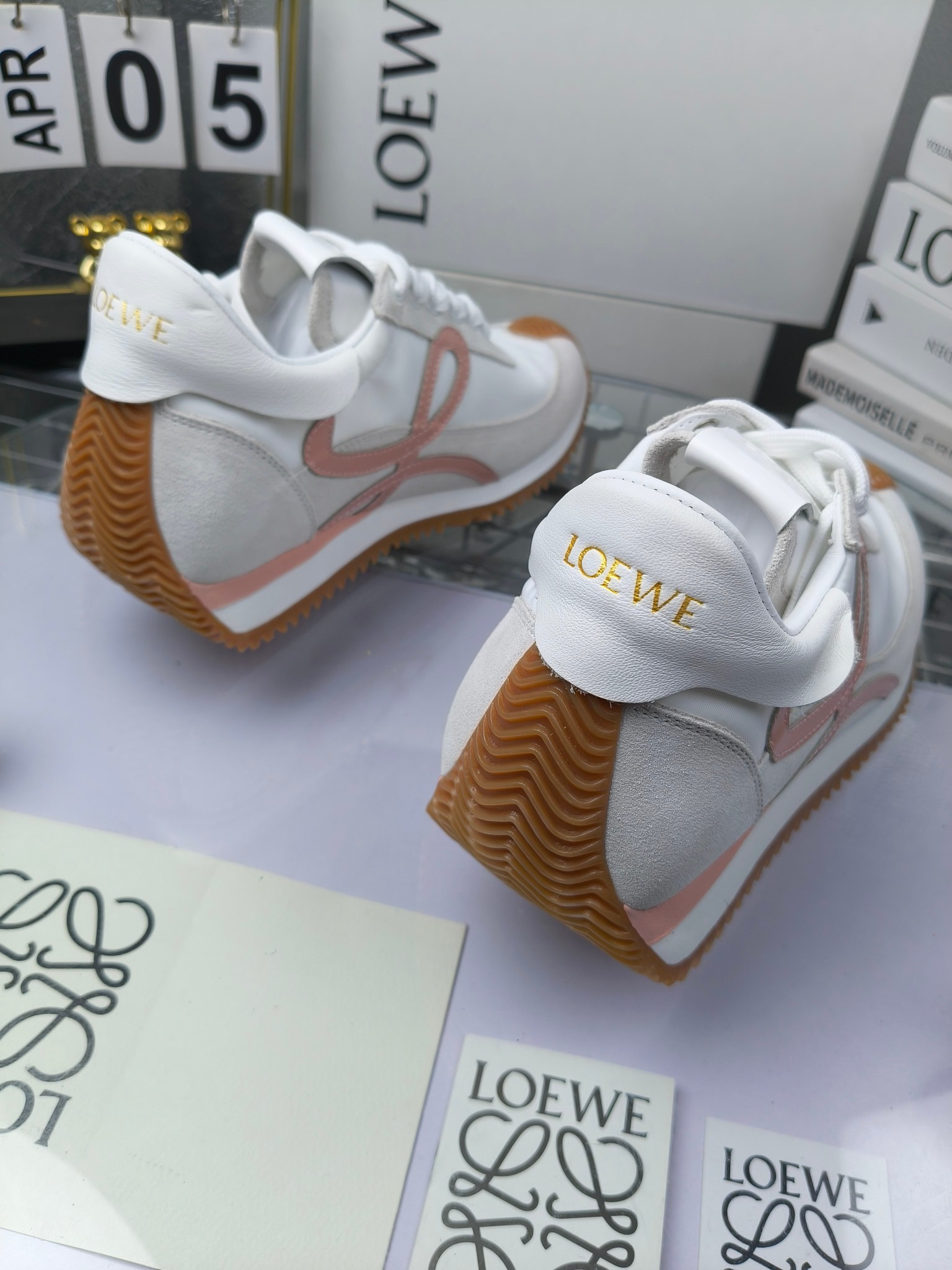 LOEWE
罗意威2023SS新款运动休闲鞋，
出220      套码大小订单私聊
易威阿甘鞋，情侣款德训鞋，运动无止境，设计大胆奢华，时尚工艺与运动精神融合创造出一款完美艺术单品⚠️
太美太好看太好穿太舒服了💕💕鞋子很轻便，逛街暴走零压力，配裙子裤子都非常百搭
国外购原板1：1开发，皮革，绒面，丝绸3种材料拼接撞色，LOEWE标志性草书字样L与鞋身完美融合，
多种颜色的拼接，给人一种强烈的视觉冲击，异常吸睛，鞋身整体线条优美，大底超软耐磨
💚鞋面采用牛反绒➕原版布料
💚舒适羊皮内里、水染牛皮垫脚
💚码数：女码35-42（41.42订做）
                 男码38-46（38.45.46订做）
