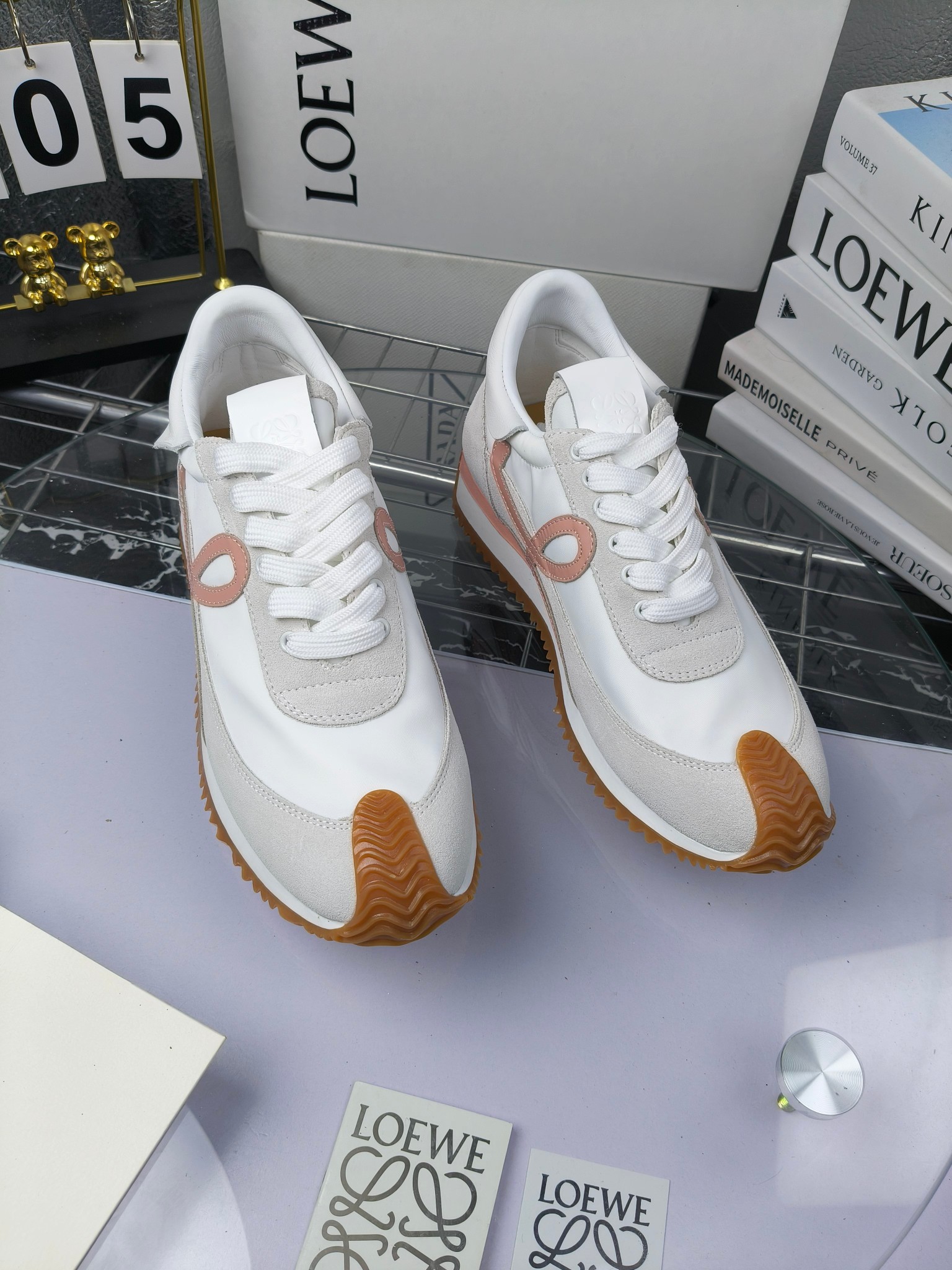 LOEWE
罗意威2023SS新款运动休闲鞋，
出220      套码大小订单私聊
易威阿甘鞋，情侣款德训鞋，运动无止境，设计大胆奢华，时尚工艺与运动精神融合创造出一款完美艺术单品⚠️
太美太好看太好穿太舒服了💕💕鞋子很轻便，逛街暴走零压力，配裙子裤子都非常百搭
国外购原板1：1开发，皮革，绒面，丝绸3种材料拼接撞色，LOEWE标志性草书字样L与鞋身完美融合，
多种颜色的拼接，给人一种强烈的视觉冲击，异常吸睛，鞋身整体线条优美，大底超软耐磨
💚鞋面采用牛反绒➕原版布料
💚舒适羊皮内里、水染牛皮垫脚
💚码数：女码35-42（41.42订做）
                 男码38-46（38.45.46订做）

