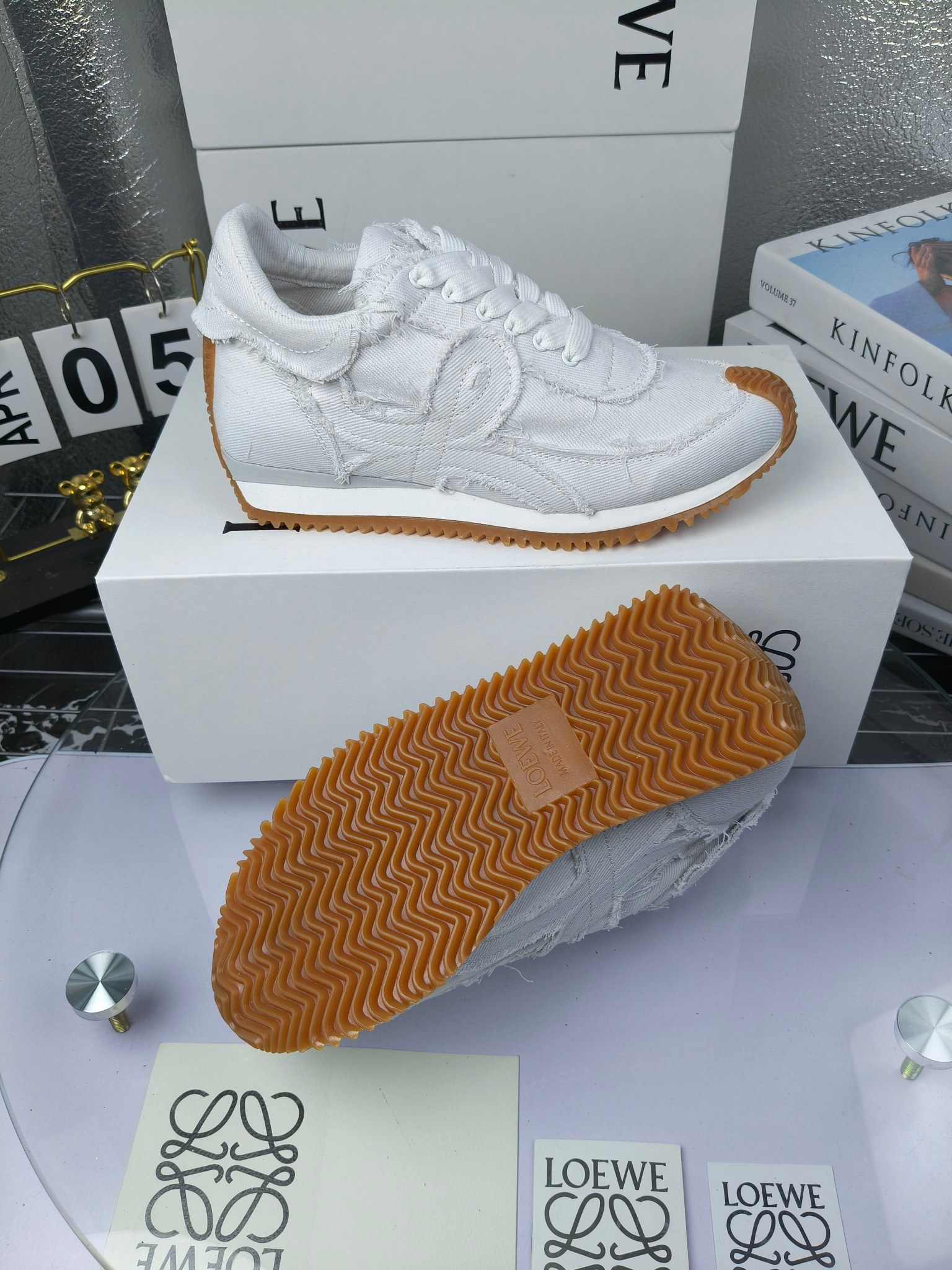 LOEWE
罗意威2023SS新款运动休闲鞋,
出220 套码大小订单私聊
易威阿甘鞋,情侣款德训鞋,运动无止境,设计大胆奢华,时尚工艺与运动精神融合创造出一款完美艺术单品⚠️
太美太好看太好穿太舒服了💕💕鞋子很轻便,逛街暴走零压力,配裙子裤子都非常百搭
国外购原板1:1开发,皮革,绒面,丝绸3种材料拼接撞色,LOEWE标志性草书字样L与鞋身完美融合,
多种颜色的拼接,给人一种强烈的视觉冲击,异常吸睛,鞋身整体线条优美,大底超软耐磨
💚鞋面采用牛反绒➕原版布料
💚舒适羊皮内里、水染牛皮垫脚
💚码数:女码35-42(41.42订做)
男码38-46(38.45.46订做)