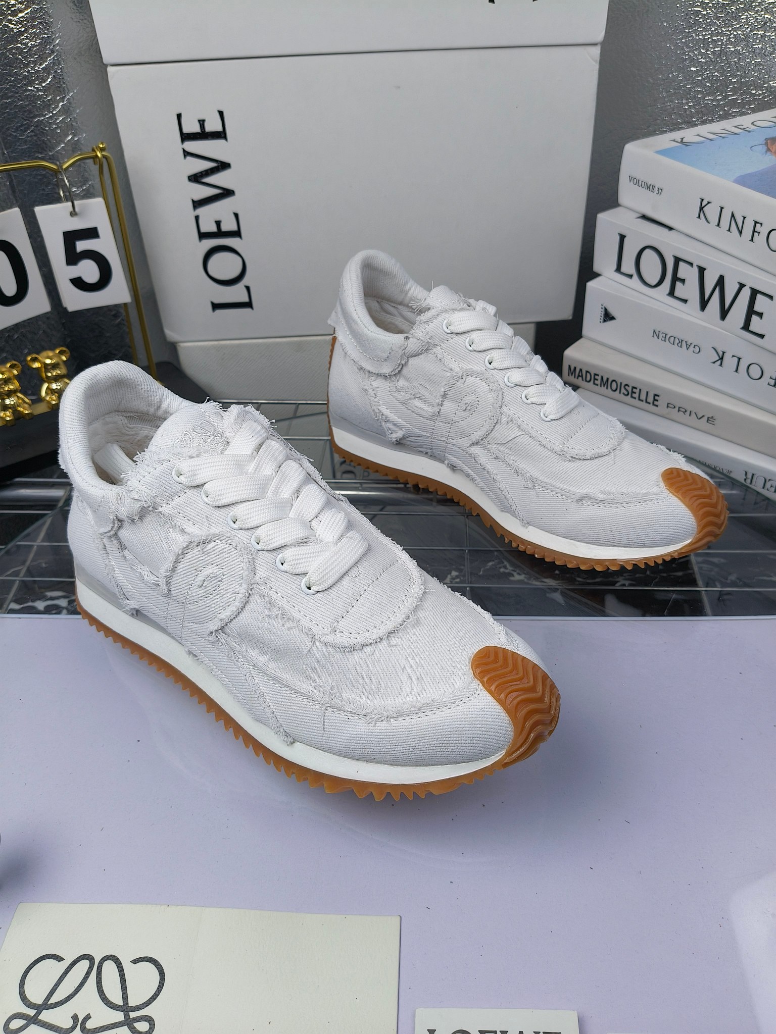 LOEWE
罗意威2023SS新款运动休闲鞋,
出220 套码大小订单私聊
易威阿甘鞋,情侣款德训鞋,运动无止境,设计大胆奢华,时尚工艺与运动精神融合创造出一款完美艺术单品⚠️
太美太好看太好穿太舒服了💕💕鞋子很轻便,逛街暴走零压力,配裙子裤子都非常百搭
国外购原板1:1开发,皮革,绒面,丝绸3种材料拼接撞色,LOEWE标志性草书字样L与鞋身完美融合,
多种颜色的拼接,给人一种强烈的视觉冲击,异常吸睛,鞋身整体线条优美,大底超软耐磨
💚鞋面采用牛反绒➕原版布料
💚舒适羊皮内里、水染牛皮垫脚
💚码数:女码35-42(41.42订做)
男码38-46(38.45.46订做)