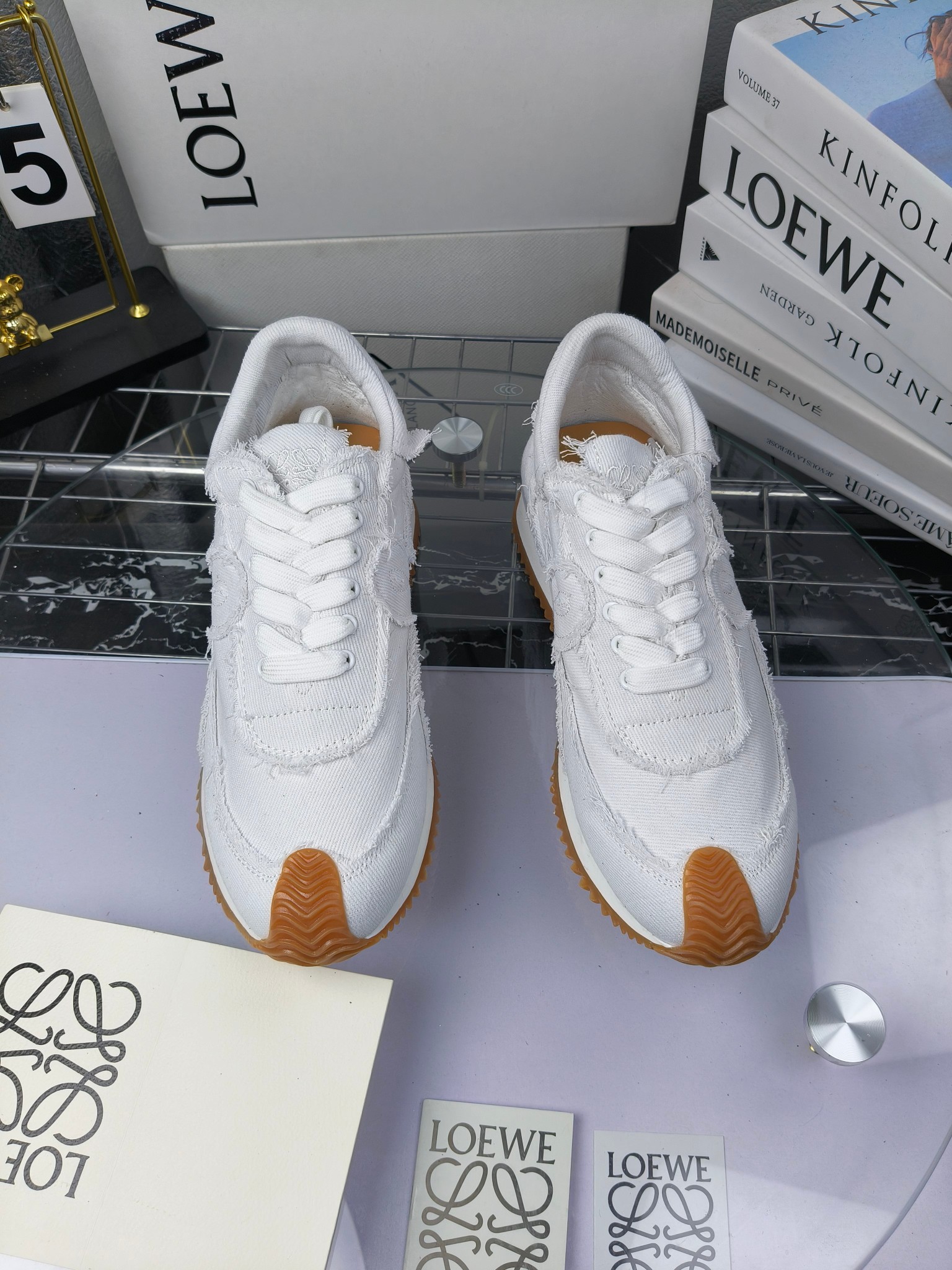 LOEWE
罗意威2023SS新款运动休闲鞋,
出220 套码大小订单私聊
易威阿甘鞋,情侣款德训鞋,运动无止境,设计大胆奢华,时尚工艺与运动精神融合创造出一款完美艺术单品⚠️
太美太好看太好穿太舒服了💕💕鞋子很轻便,逛街暴走零压力,配裙子裤子都非常百搭
国外购原板1:1开发,皮革,绒面,丝绸3种材料拼接撞色,LOEWE标志性草书字样L与鞋身完美融合,
多种颜色的拼接,给人一种强烈的视觉冲击,异常吸睛,鞋身整体线条优美,大底超软耐磨
💚鞋面采用牛反绒➕原版布料
💚舒适羊皮内里、水染牛皮垫脚
💚码数:女码35-42(41.42订做)
男码38-46(38.45.46订做)