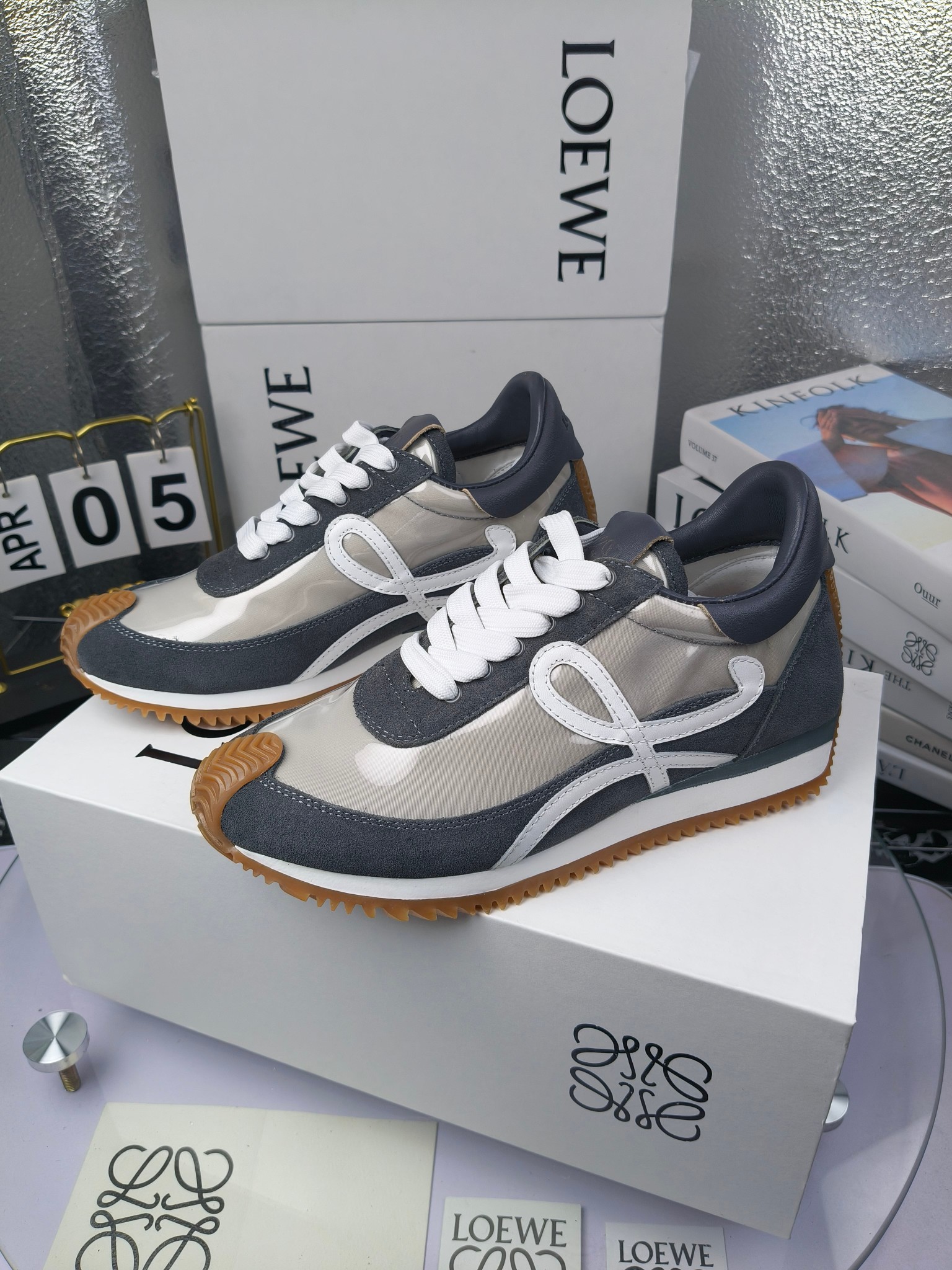 LOEWE
罗意威2023SS新款运动休闲鞋,
出220 套码大小订单私聊
易威阿甘鞋,情侣款德训鞋,运动无止境,设计大胆奢华,时尚工艺与运动精神融合创造出一款完美艺术单品⚠️
太美太好看太好穿太舒服了💕💕鞋子很轻便,逛街暴走零压力,配裙子裤子都非常百搭
国外购原板1:1开发,皮革,绒面,丝绸3种材料拼接撞色,LOEWE标志性草书字样L与鞋身完美融合,
多种颜色的拼接,给人一种强烈的视觉冲击,异常吸睛,鞋身整体线条优美,大底超软耐磨
💚鞋面采用牛反绒➕原版布料
💚舒适羊皮内里、水染牛皮垫脚
💚码数:女码35-42(41.42订做)
男码38-46(38.45.46订做)
