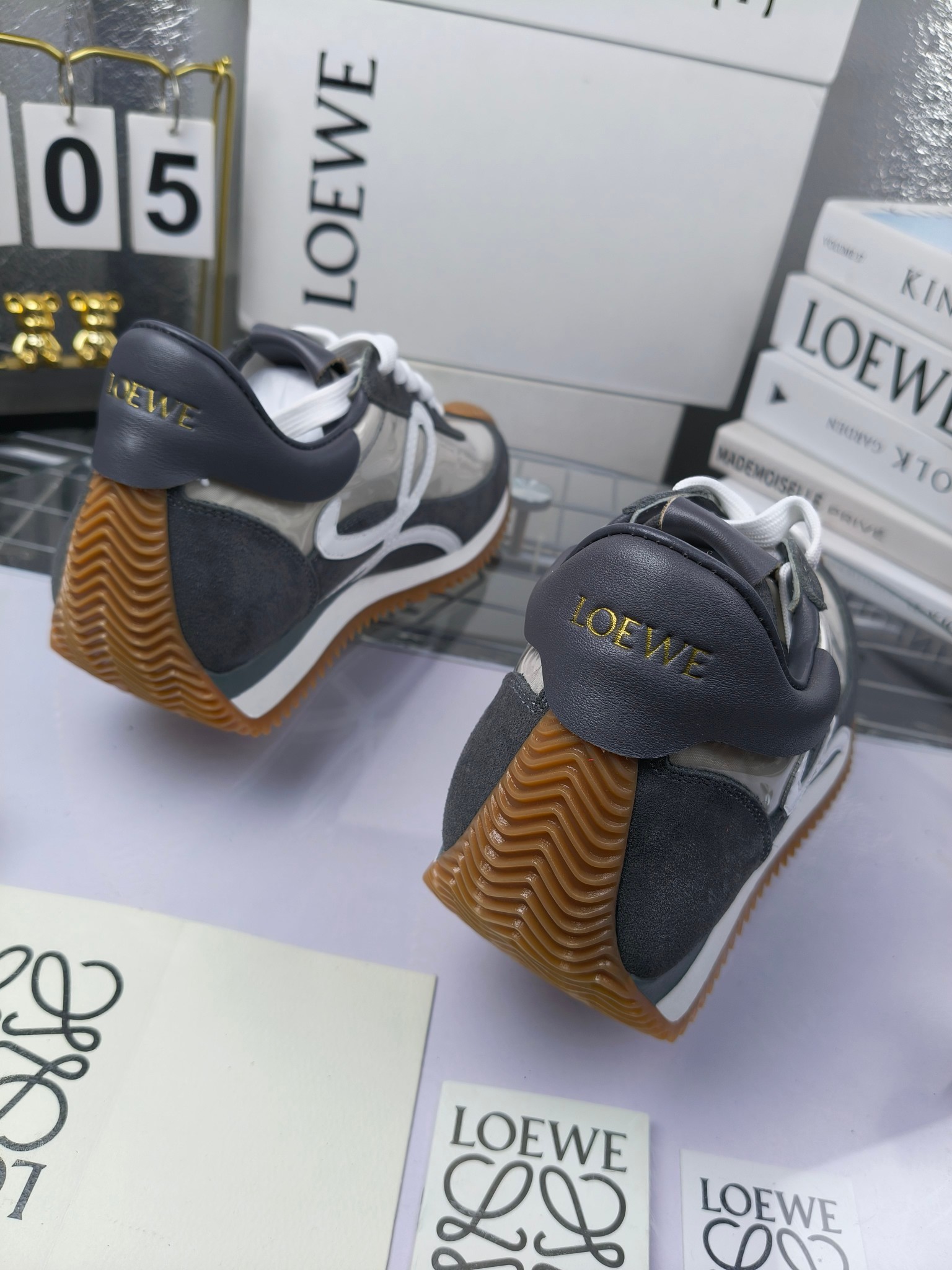 LOEWE
罗意威2023SS新款运动休闲鞋,
出220 套码大小订单私聊
易威阿甘鞋,情侣款德训鞋,运动无止境,设计大胆奢华,时尚工艺与运动精神融合创造出一款完美艺术单品⚠️
太美太好看太好穿太舒服了💕💕鞋子很轻便,逛街暴走零压力,配裙子裤子都非常百搭
国外购原板1:1开发,皮革,绒面,丝绸3种材料拼接撞色,LOEWE标志性草书字样L与鞋身完美融合,
多种颜色的拼接,给人一种强烈的视觉冲击,异常吸睛,鞋身整体线条优美,大底超软耐磨
💚鞋面采用牛反绒➕原版布料
💚舒适羊皮内里、水染牛皮垫脚
💚码数:女码35-42(41.42订做)
男码38-46(38.45.46订做)
