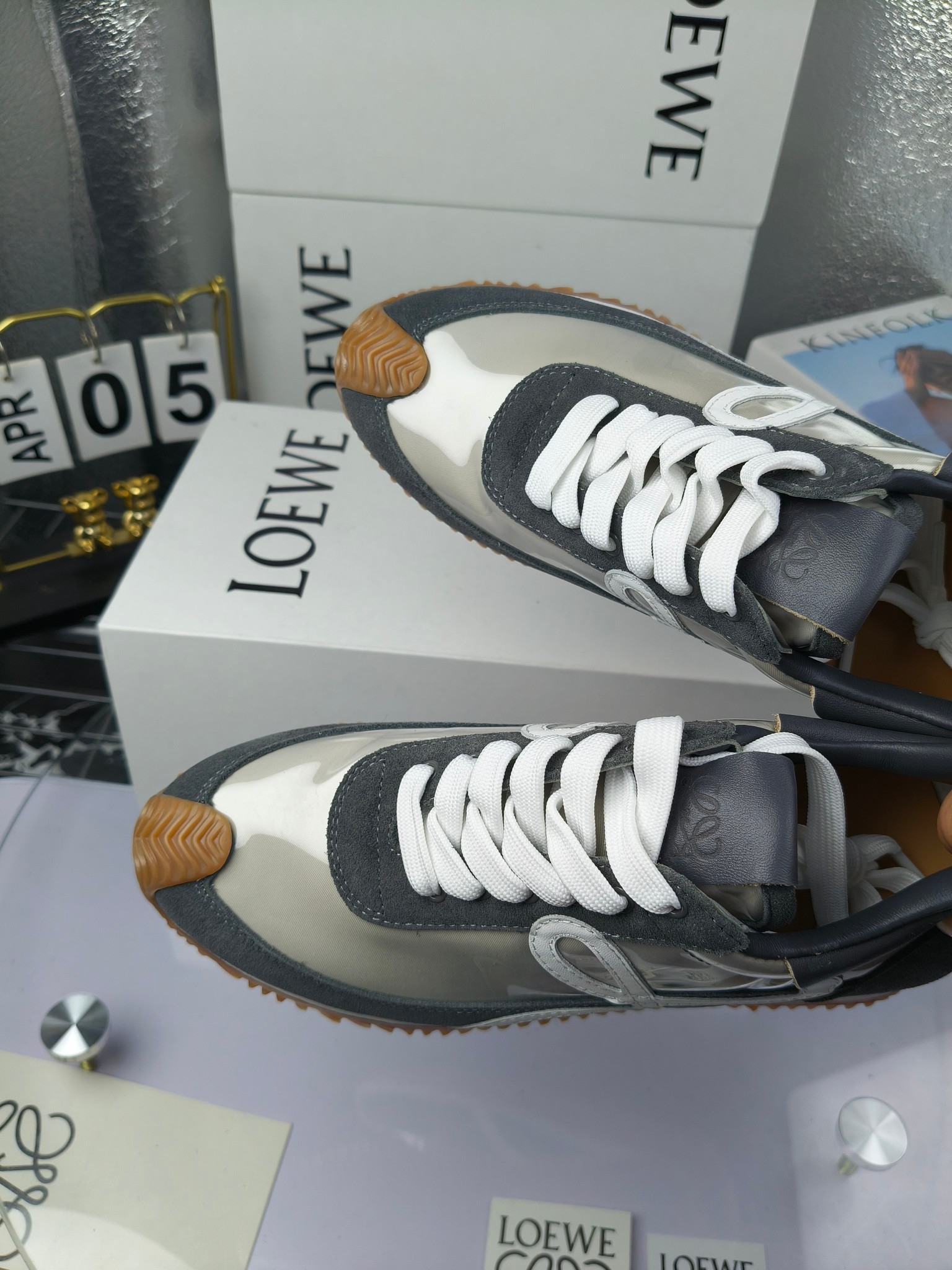 LOEWE
罗意威2023SS新款运动休闲鞋,
出220 套码大小订单私聊
易威阿甘鞋,情侣款德训鞋,运动无止境,设计大胆奢华,时尚工艺与运动精神融合创造出一款完美艺术单品⚠️
太美太好看太好穿太舒服了💕💕鞋子很轻便,逛街暴走零压力,配裙子裤子都非常百搭
国外购原板1:1开发,皮革,绒面,丝绸3种材料拼接撞色,LOEWE标志性草书字样L与鞋身完美融合,
多种颜色的拼接,给人一种强烈的视觉冲击,异常吸睛,鞋身整体线条优美,大底超软耐磨
💚鞋面采用牛反绒➕原版布料
💚舒适羊皮内里、水染牛皮垫脚
💚码数:女码35-42(41.42订做)
男码38-46(38.45.46订做)
