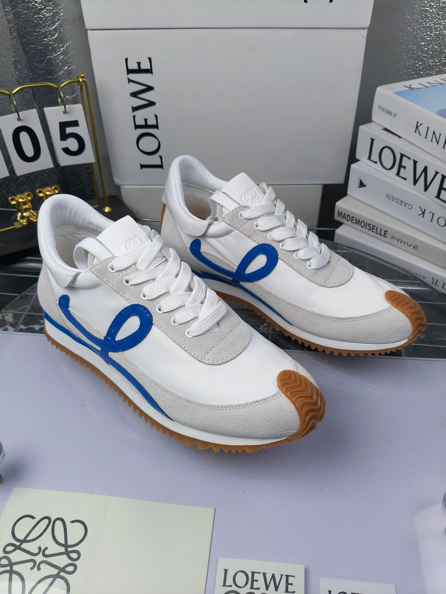 LOEWE
罗意威2023SS新款运动休闲鞋,
出220 套码大小订单私聊
易威阿甘鞋,情侣款德训鞋,运动无止境,设计大胆奢华,时尚工艺与运动精神融合创造出一款完美艺术单品⚠️
太美太好看太好穿太舒服了💕💕鞋子很轻便,逛街暴走零压力,配裙子裤子都非常百搭
国外购原板1:1开发,皮革,绒面,丝绸3种材料拼接撞色,LOEWE标志性草书字样L与鞋身完美融合,
多种颜色的拼接,给人一种强烈的视觉冲击,异常吸睛,鞋身整体线条优美,大底超软耐磨
💚鞋面采用牛反绒➕原版布料
💚舒适羊皮内里、水染牛皮垫脚
💚码数:女码35-42(41.42订做)
男码38-46(38.45.46订做)
