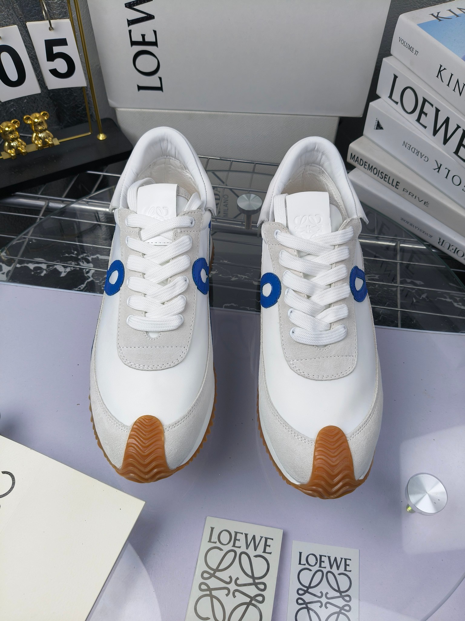 LOEWE
罗意威2023SS新款运动休闲鞋,
出220 套码大小订单私聊
易威阿甘鞋,情侣款德训鞋,运动无止境,设计大胆奢华,时尚工艺与运动精神融合创造出一款完美艺术单品⚠️
太美太好看太好穿太舒服了💕💕鞋子很轻便,逛街暴走零压力,配裙子裤子都非常百搭
国外购原板1:1开发,皮革,绒面,丝绸3种材料拼接撞色,LOEWE标志性草书字样L与鞋身完美融合,
多种颜色的拼接,给人一种强烈的视觉冲击,异常吸睛,鞋身整体线条优美,大底超软耐磨
💚鞋面采用牛反绒➕原版布料
💚舒适羊皮内里、水染牛皮垫脚
💚码数:女码35-42(41.42订做)
男码38-46(38.45.46订做)
